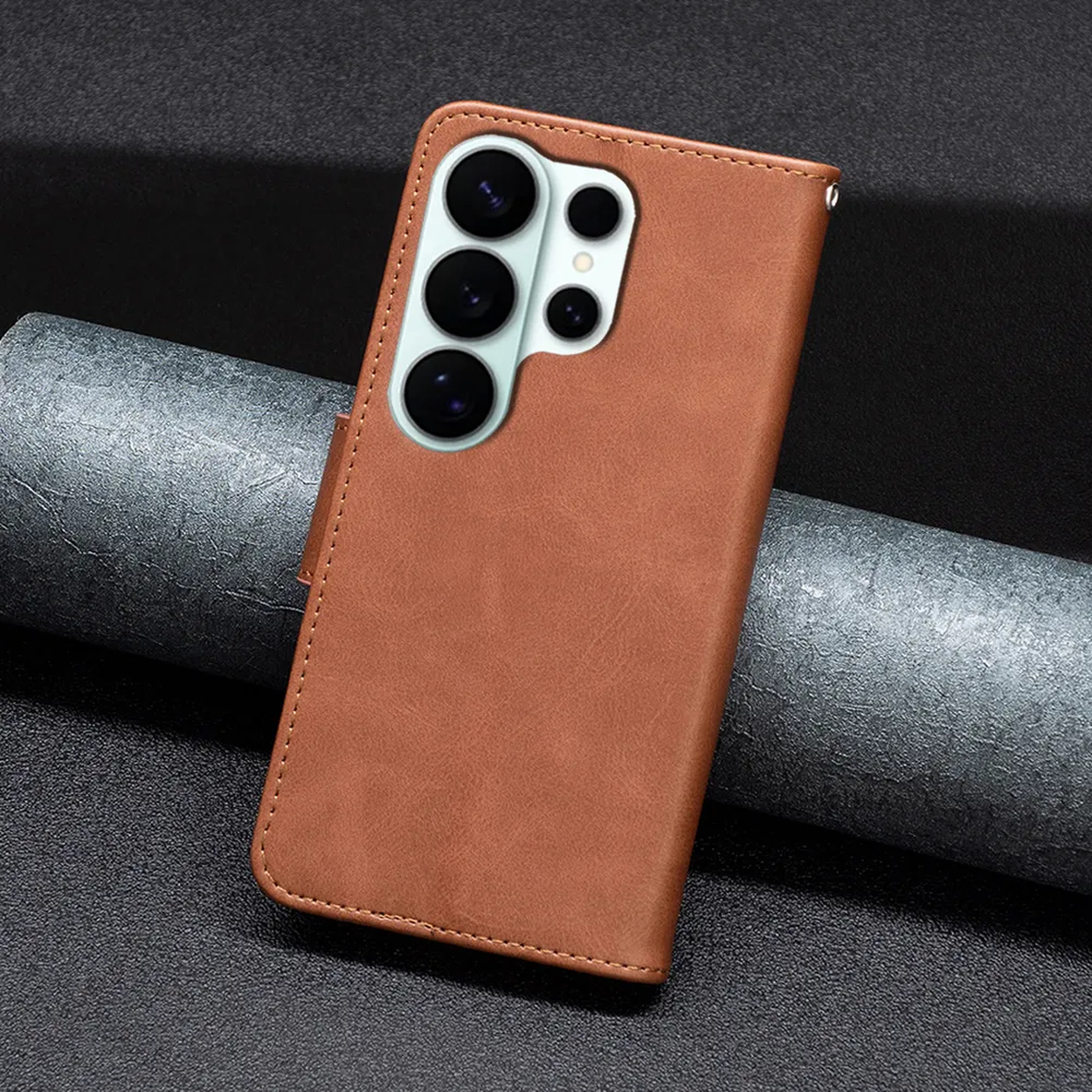 Un étui de téléphone marron sur un fond sombre texturé.