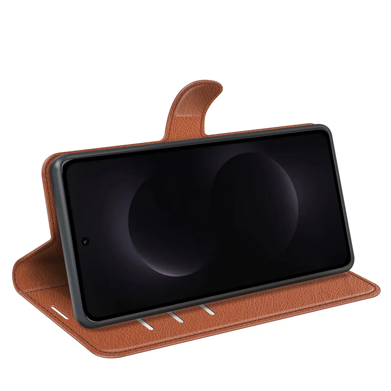 Étui de téléphone en cuir marron avec rabat ouvert montrant un smartphone noir.