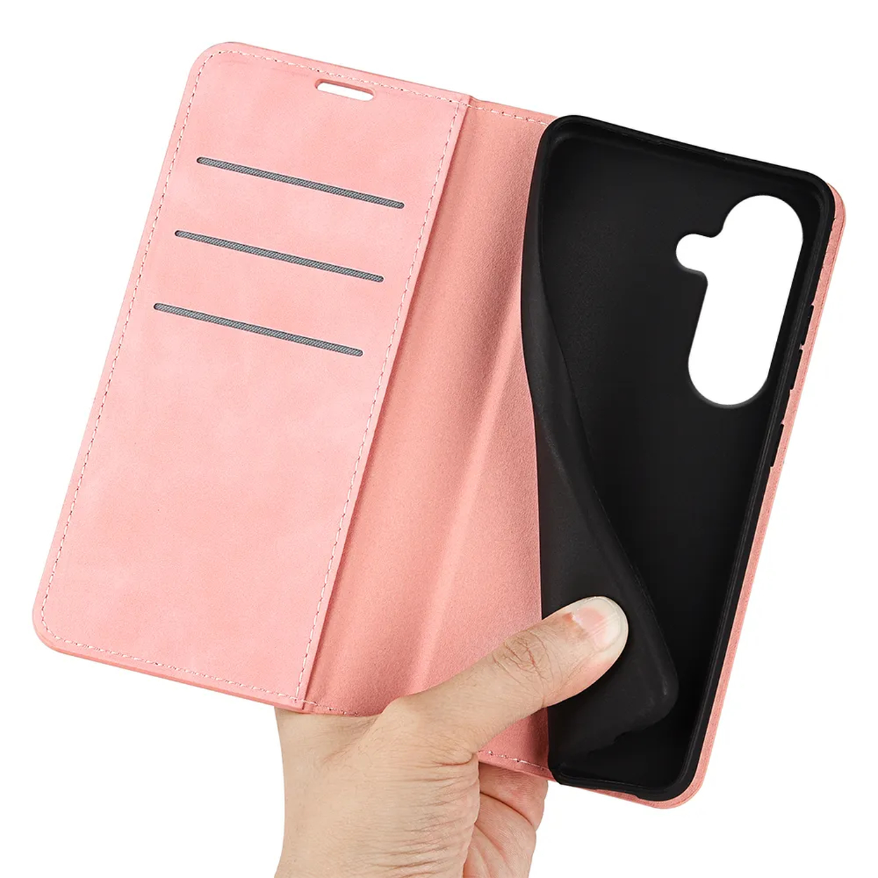 Een hand houdt een open roze telefoonhoesje met kaartsleuven en een zwarte houder.
