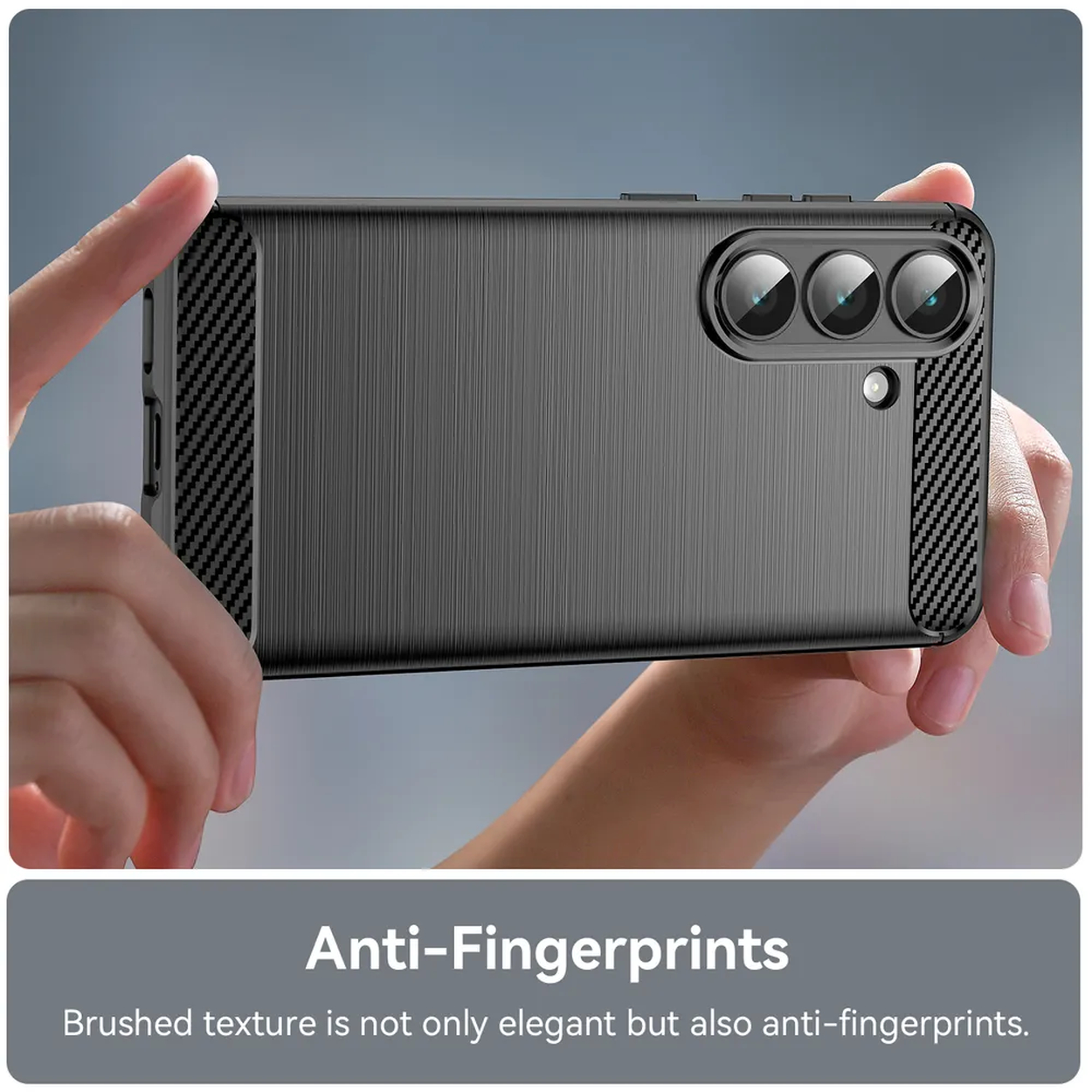 Coque de téléphone grise à texture brossée et accents en fibre de carbone.