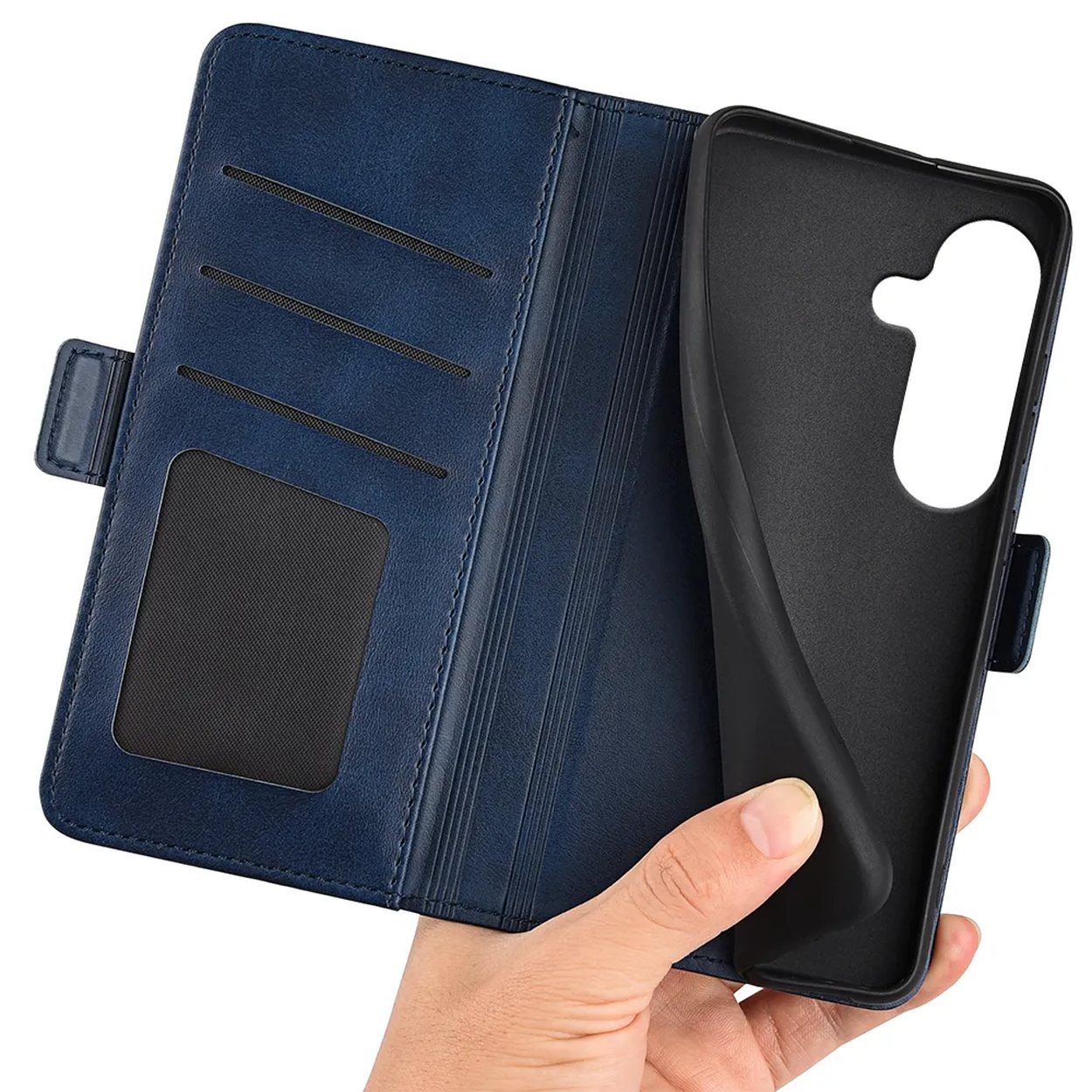 Hand die een donkerblauwe lederen telefoonhoes vasthoudt met kaartsleuven.