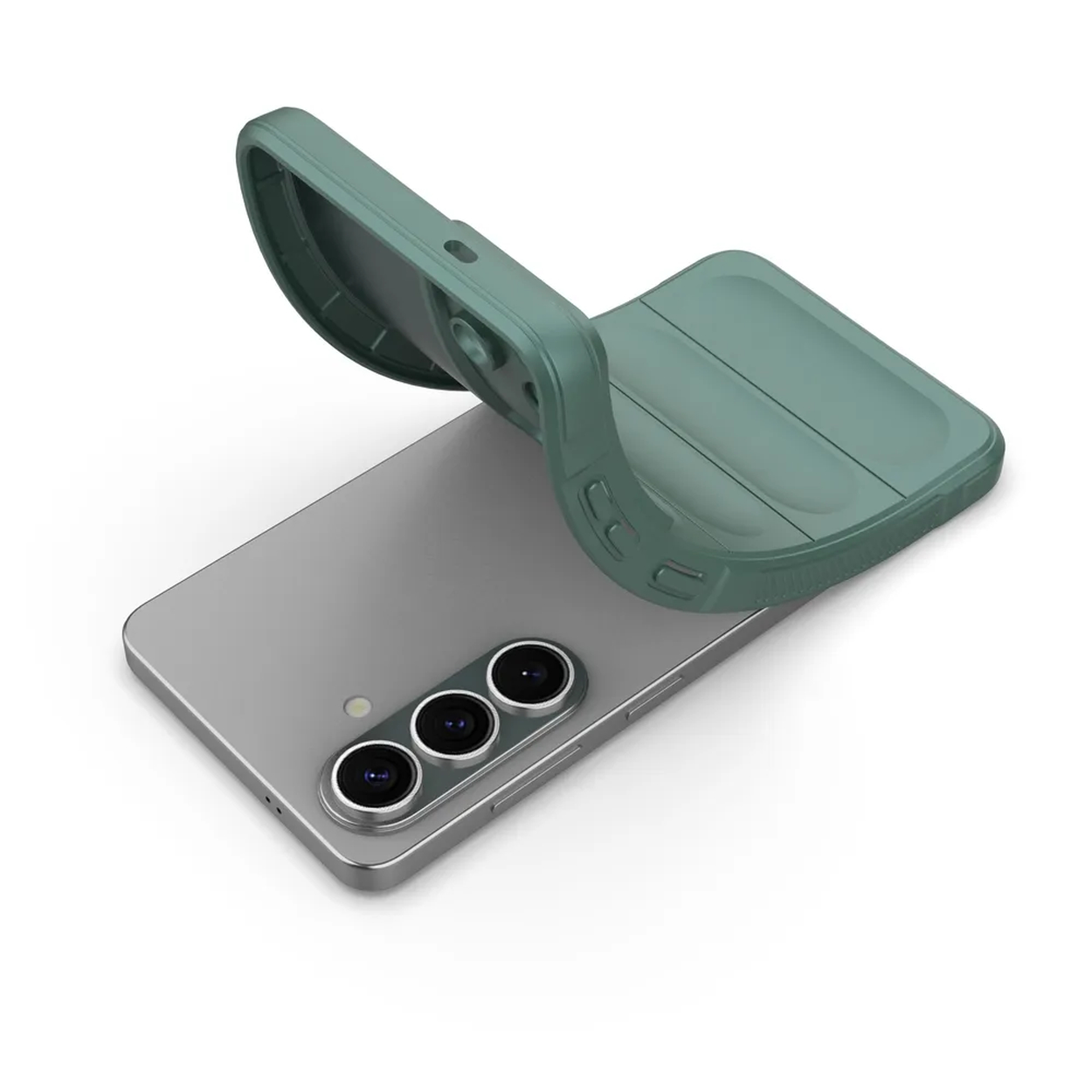 Une coque de téléphone verte est placée sur un smartphone argenté à trois caméras.