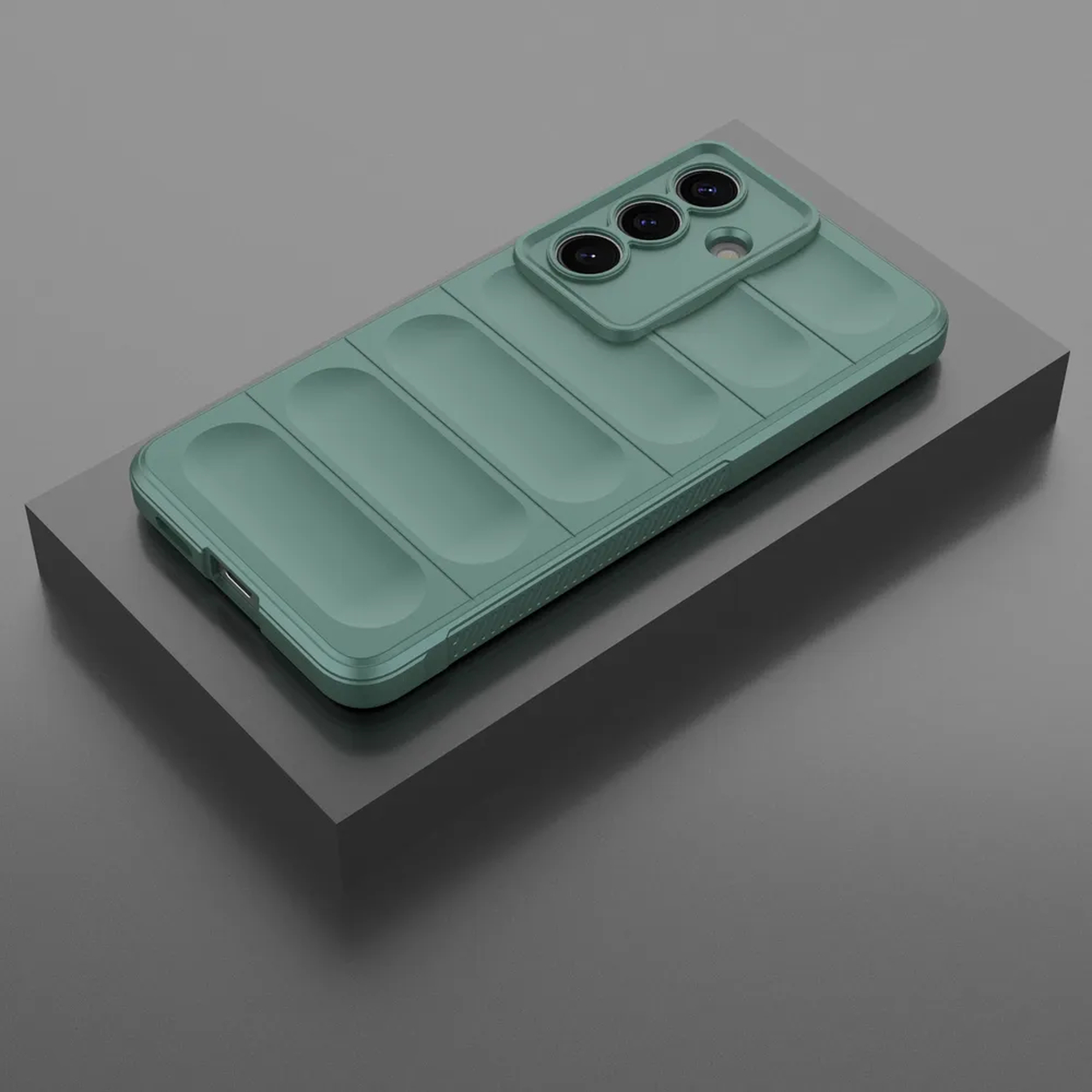 Coque de téléphone verte avec rayures en creux et module caméra sur fond gris.
