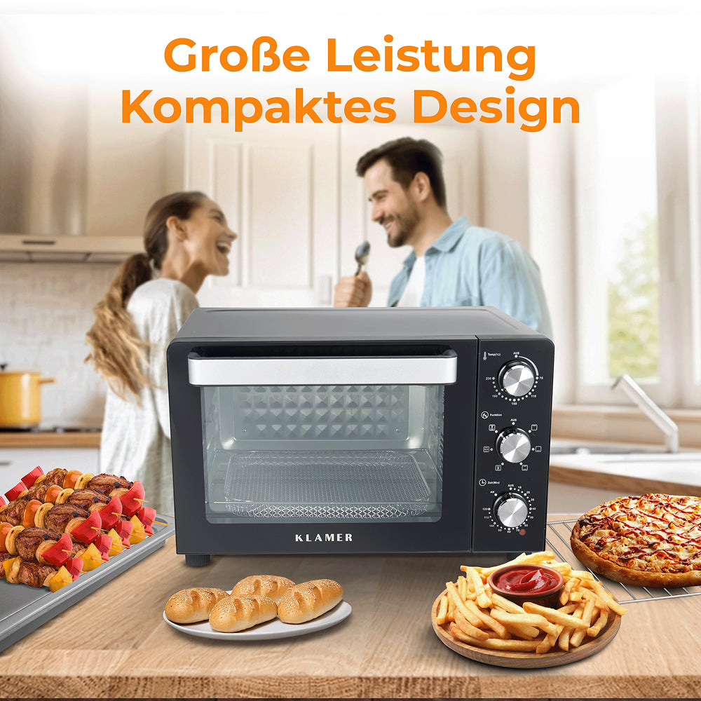 Ein schwarzer Klamer Ofen mit Speisen: Spieße, Brötchen, Pommes und Pizza.
