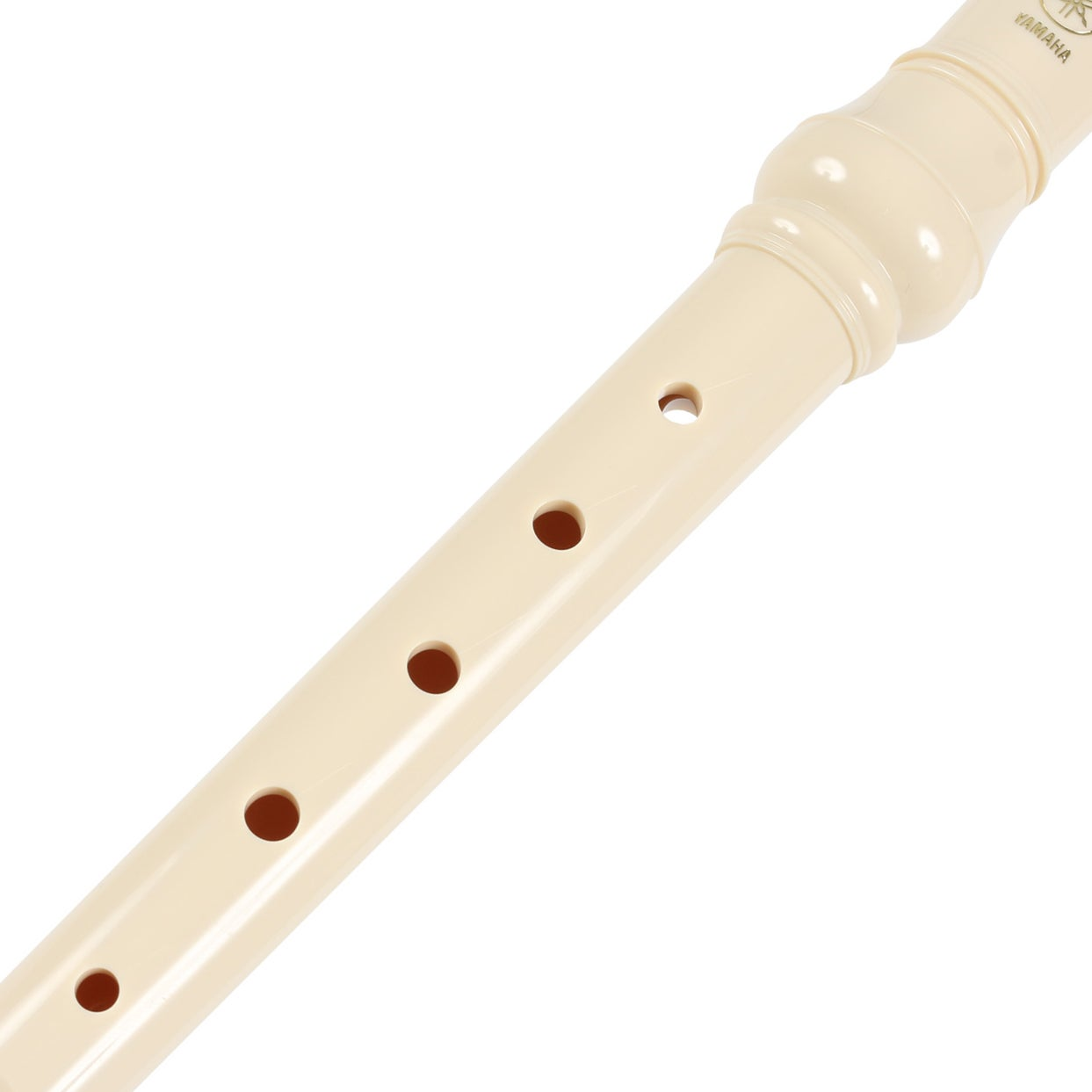 Jasna flet prosty z wieloma otworami i logo Yamaha.