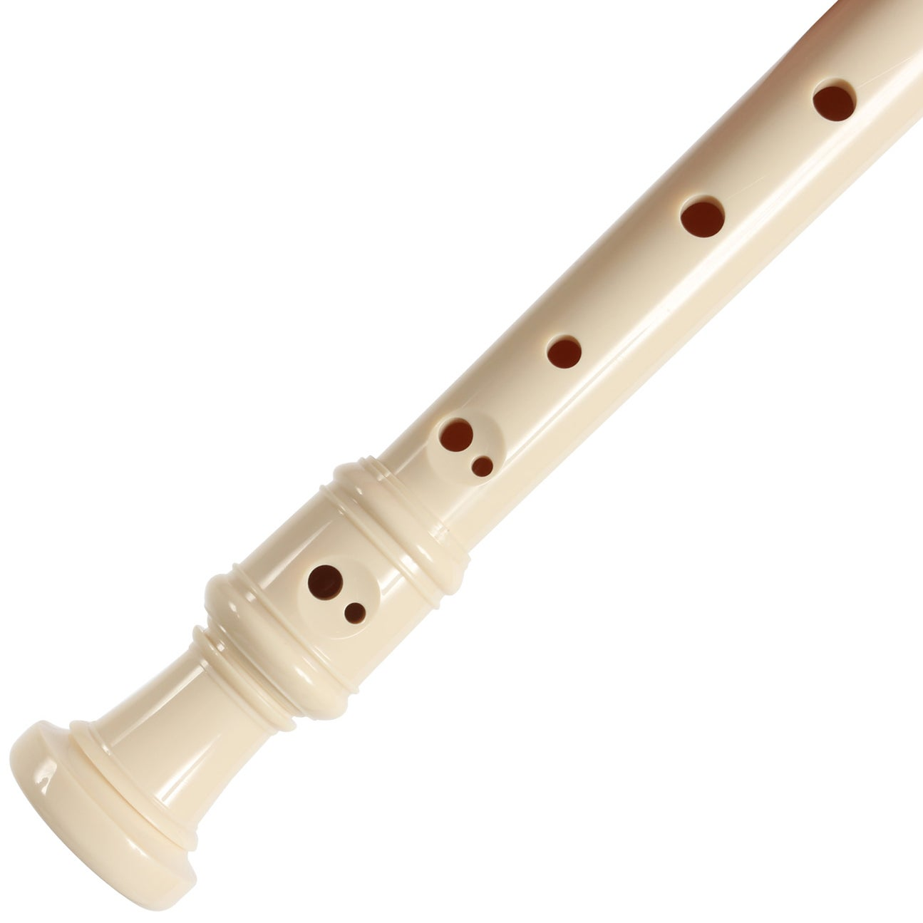 Kremowy flet prosty z otworami na palce, na białym tle.