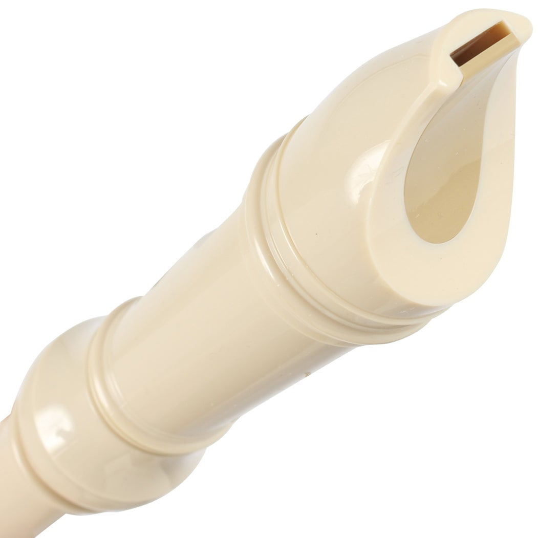 Zbliżenie na jasnobeżową główkę fletu prostego z ustnikiem.