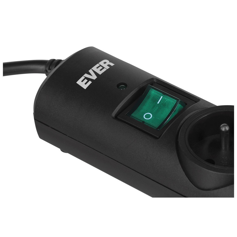 Czarna listwa zasilająca z zielonym przełącznikiem i napisem "EVER".