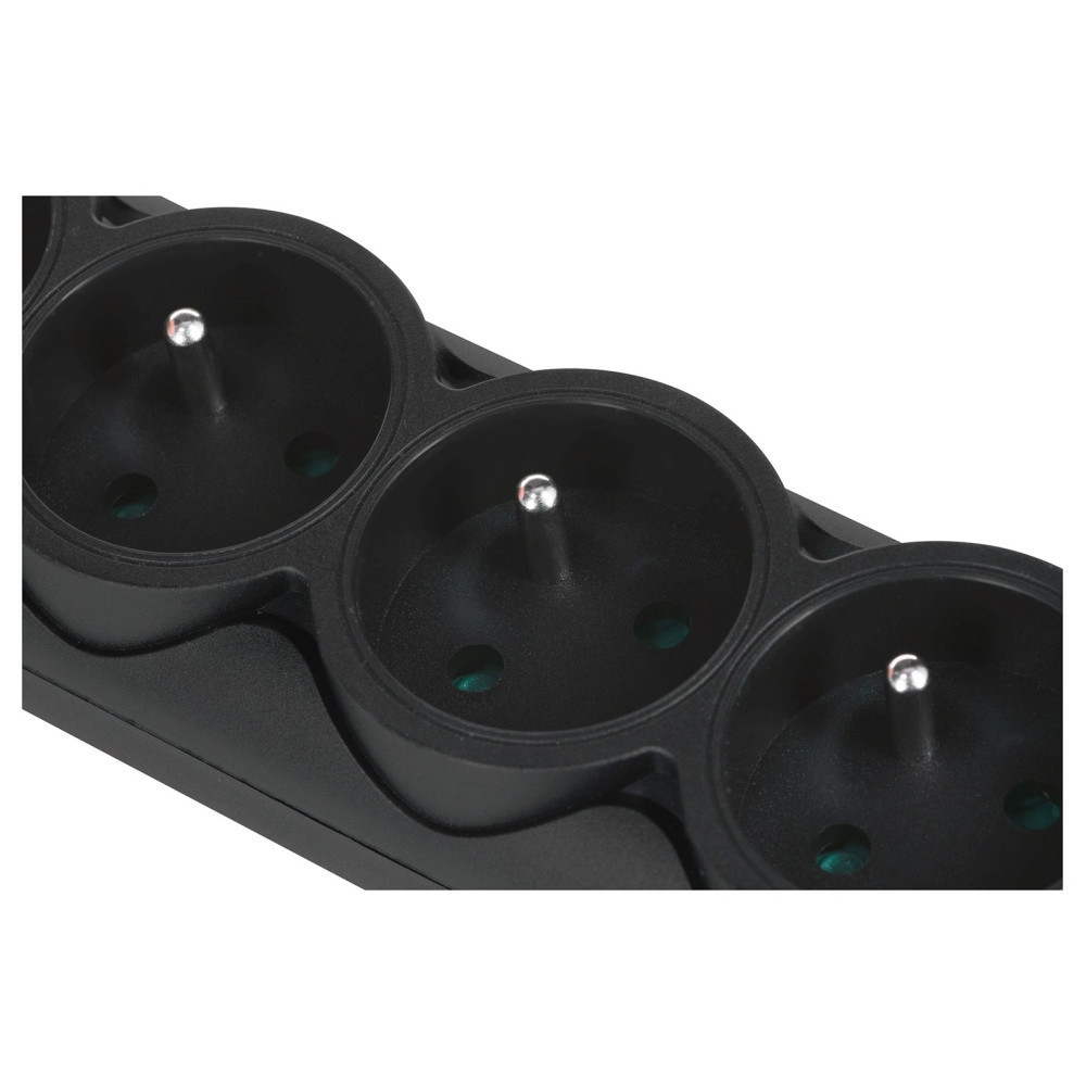 Zbliżenie czarnej listwy zasilającej z trzema otwartymi gniazdami.