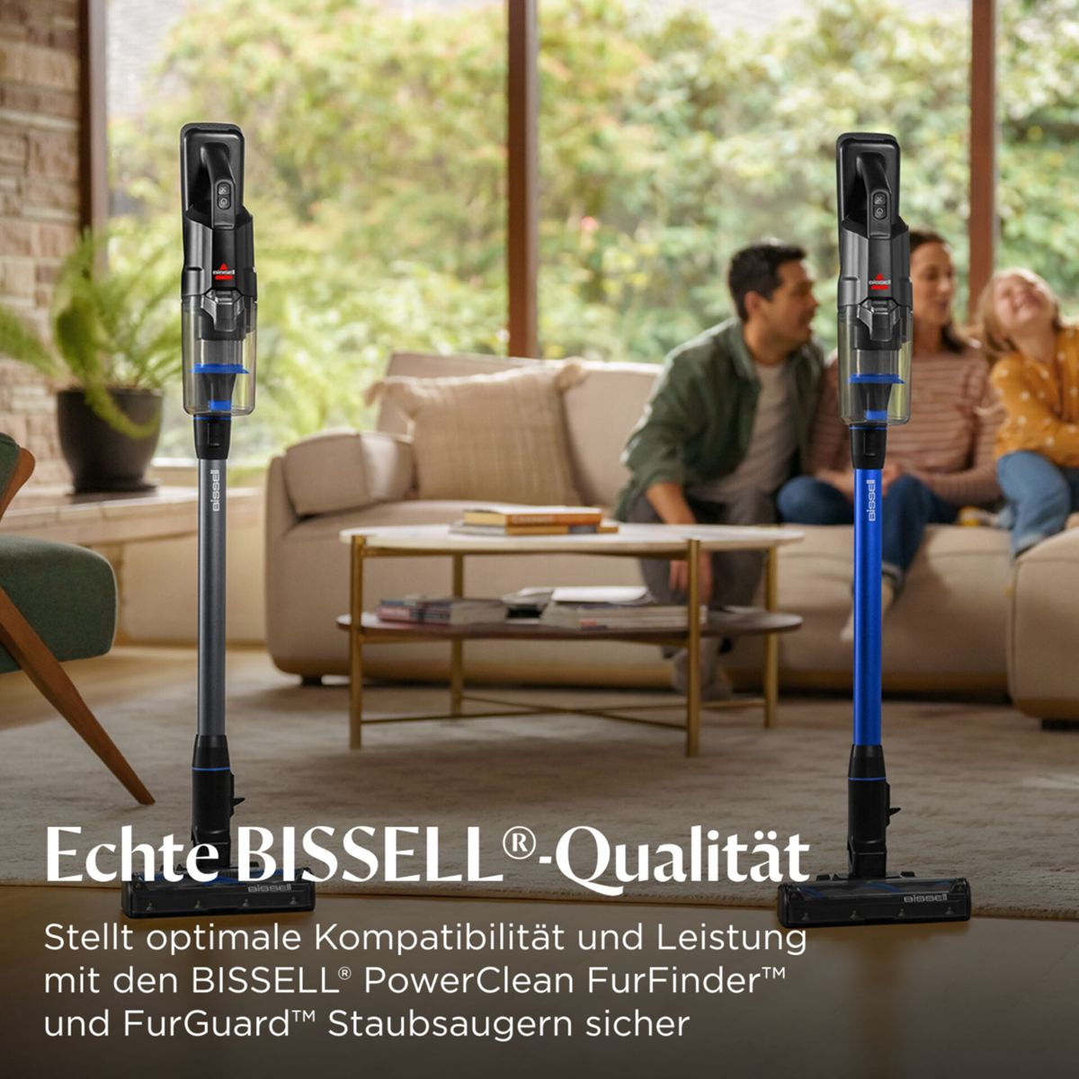Zwei BISSELL Staubsauger, ein schwarzer, ein blauer, in einem Wohnzimmer.