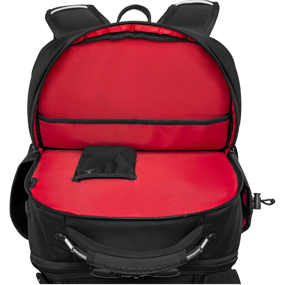 Ein offener schwarzer Rucksack mit rotem Innenfutter und mehreren Fächern.