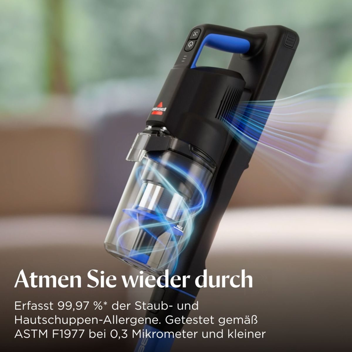 Ein schwarzer und blauer Handstaubsauger mit transparentem Staubbehälter.