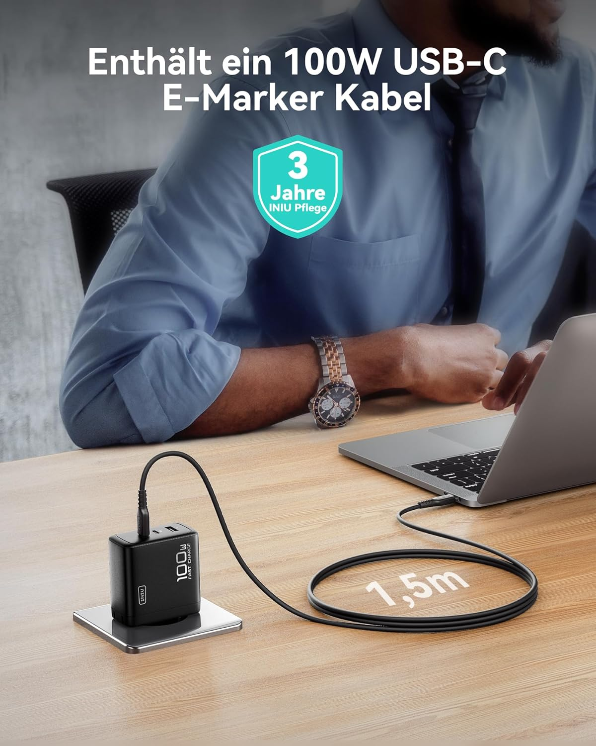 Czarna ładowarka USB-C 100W z kablem jest podłączona do laptopa.