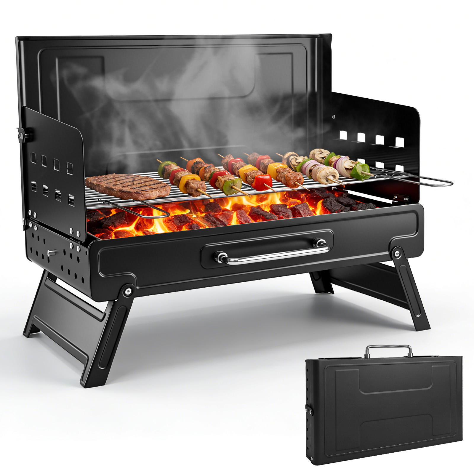 Schwarzer Grill mit Steak und Spießen über glühender Kohle. Unten ist ein zusammengeklappter Grill.