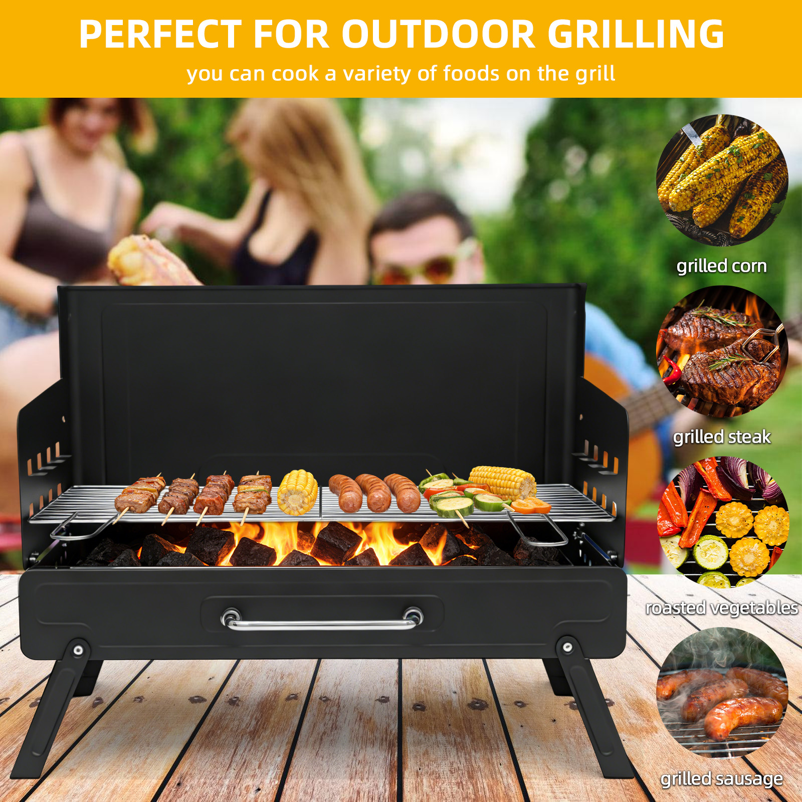 Grill mit Fleischspießen, Würstchen und Maiskolben über glühender Kohle.