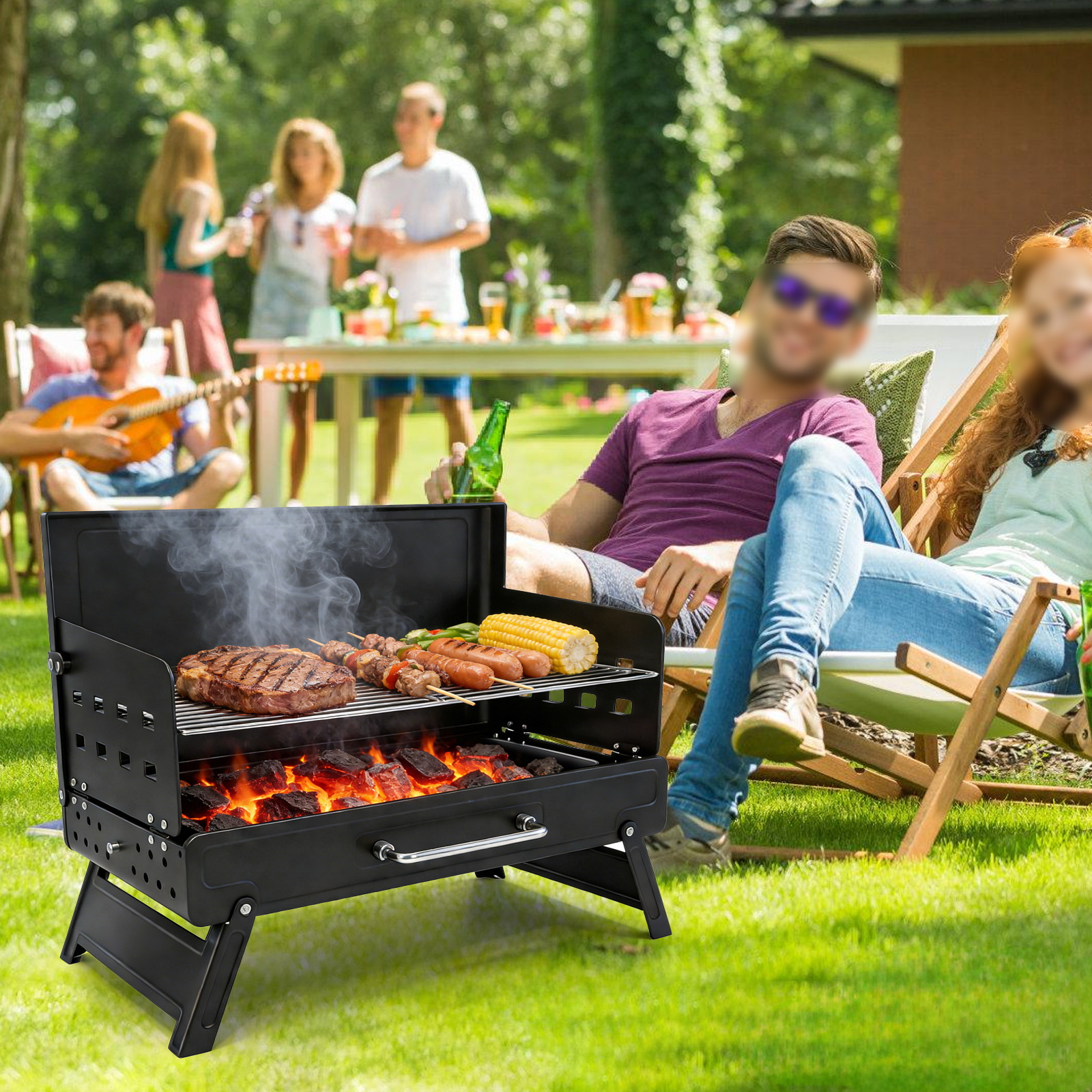 Grill mit Steaks, Spießen, Würstchen und Maiskolben. Leute entspannen im Garten.