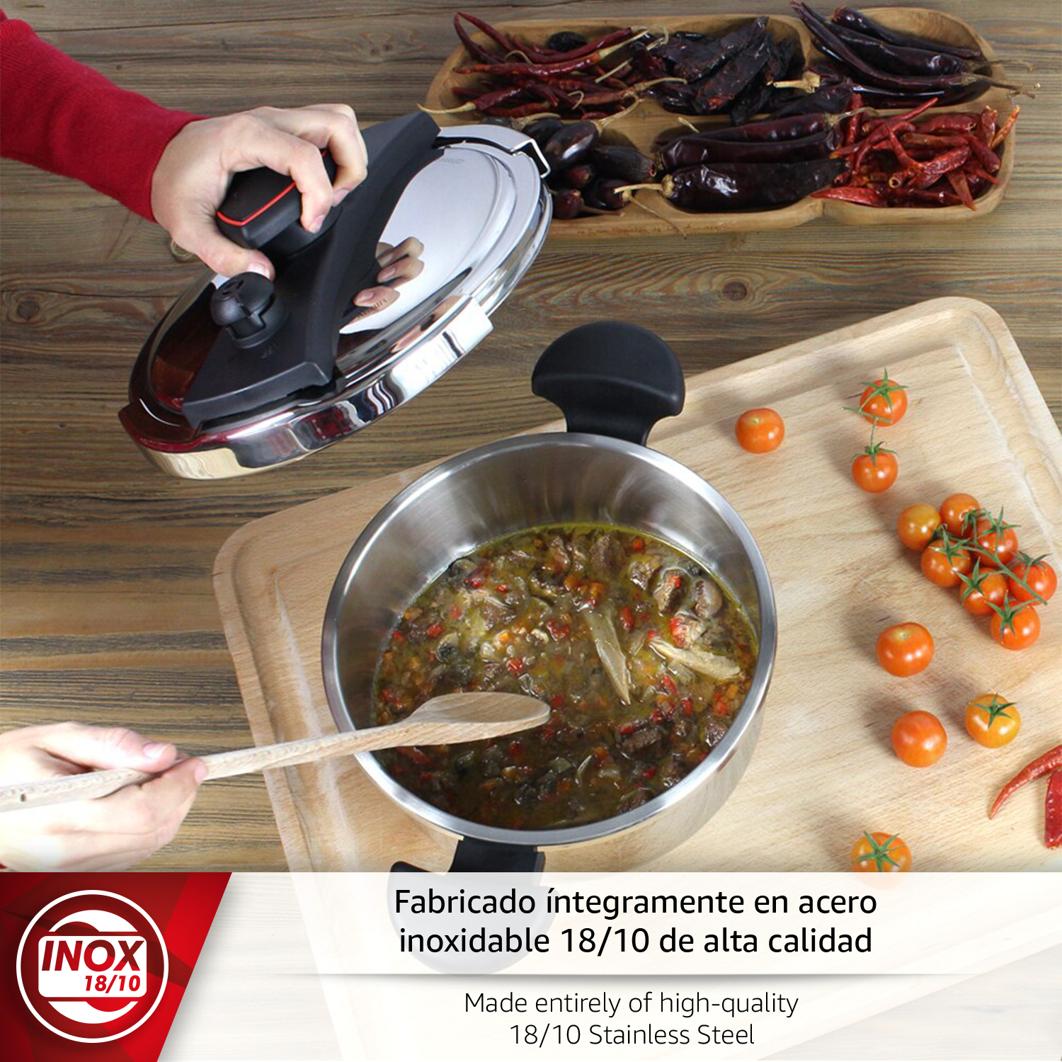 Una mano coloca la tapa en una olla con comida. Chiles secos y tomates están cerca.