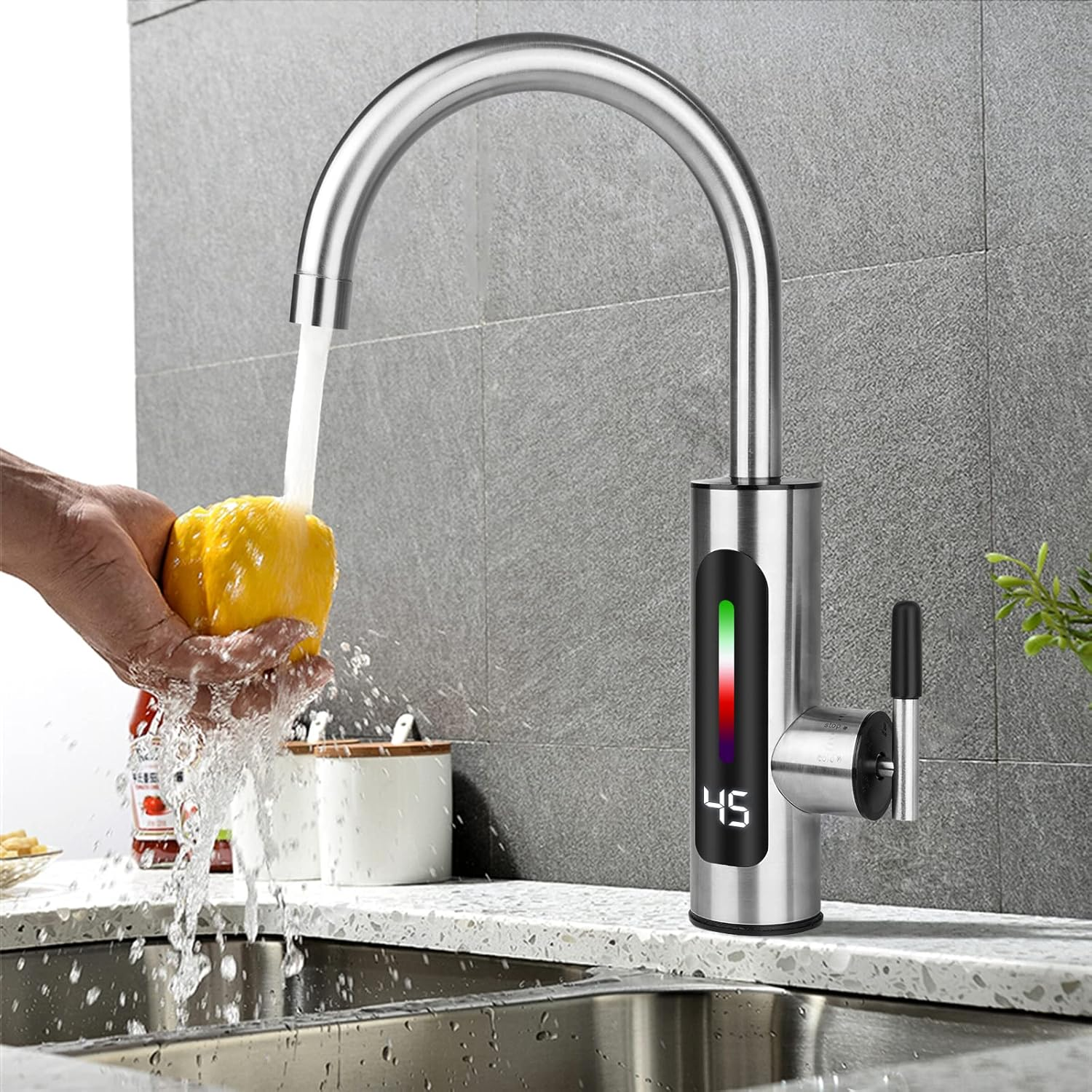 Eine Hand wäscht eine gelbe Frucht unter einem Wasserhahn mit digitaler Temperaturanzeige.