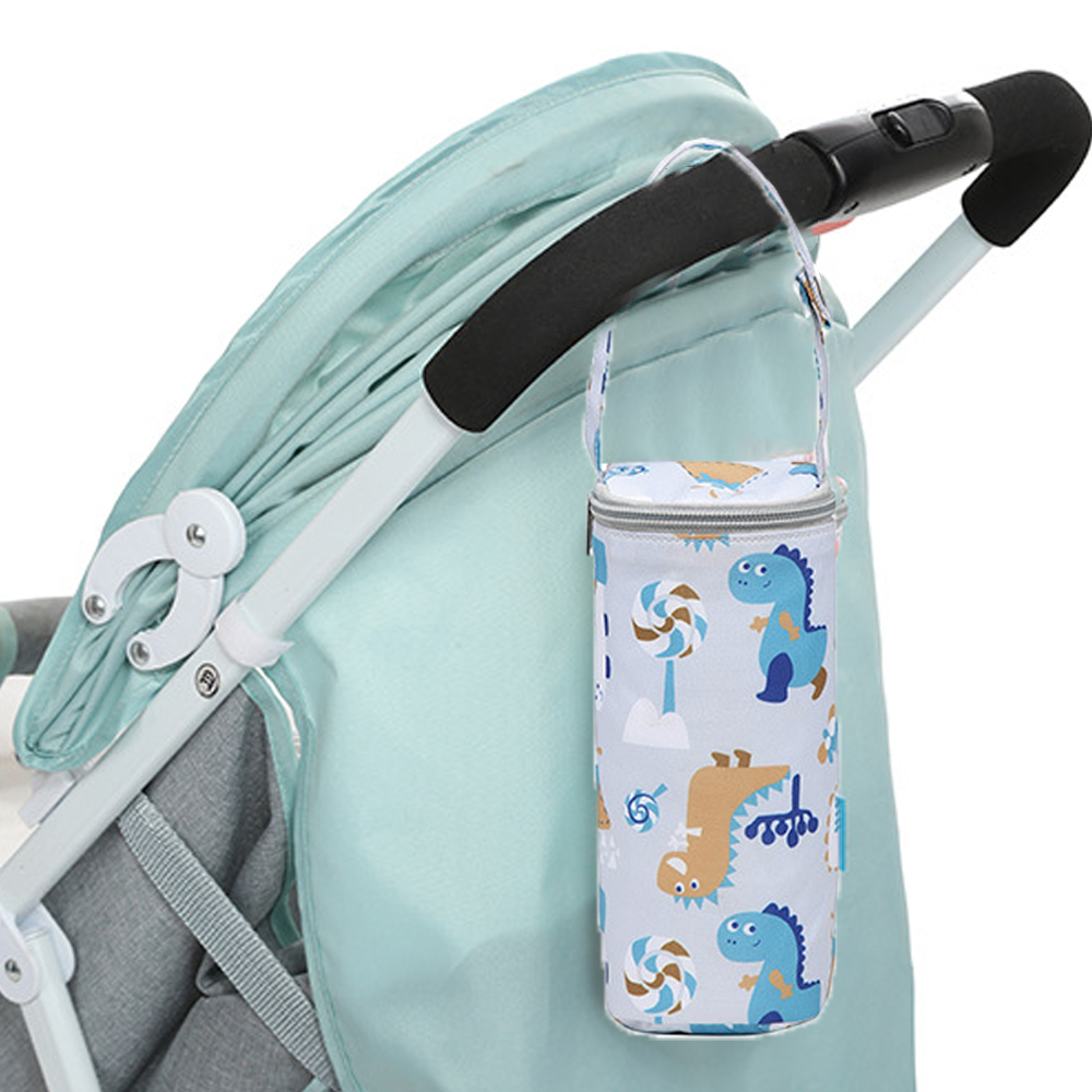 Eine Isoliertasche mit Dinosauriern und Lollis, die am Kinderwagengriff hängt.