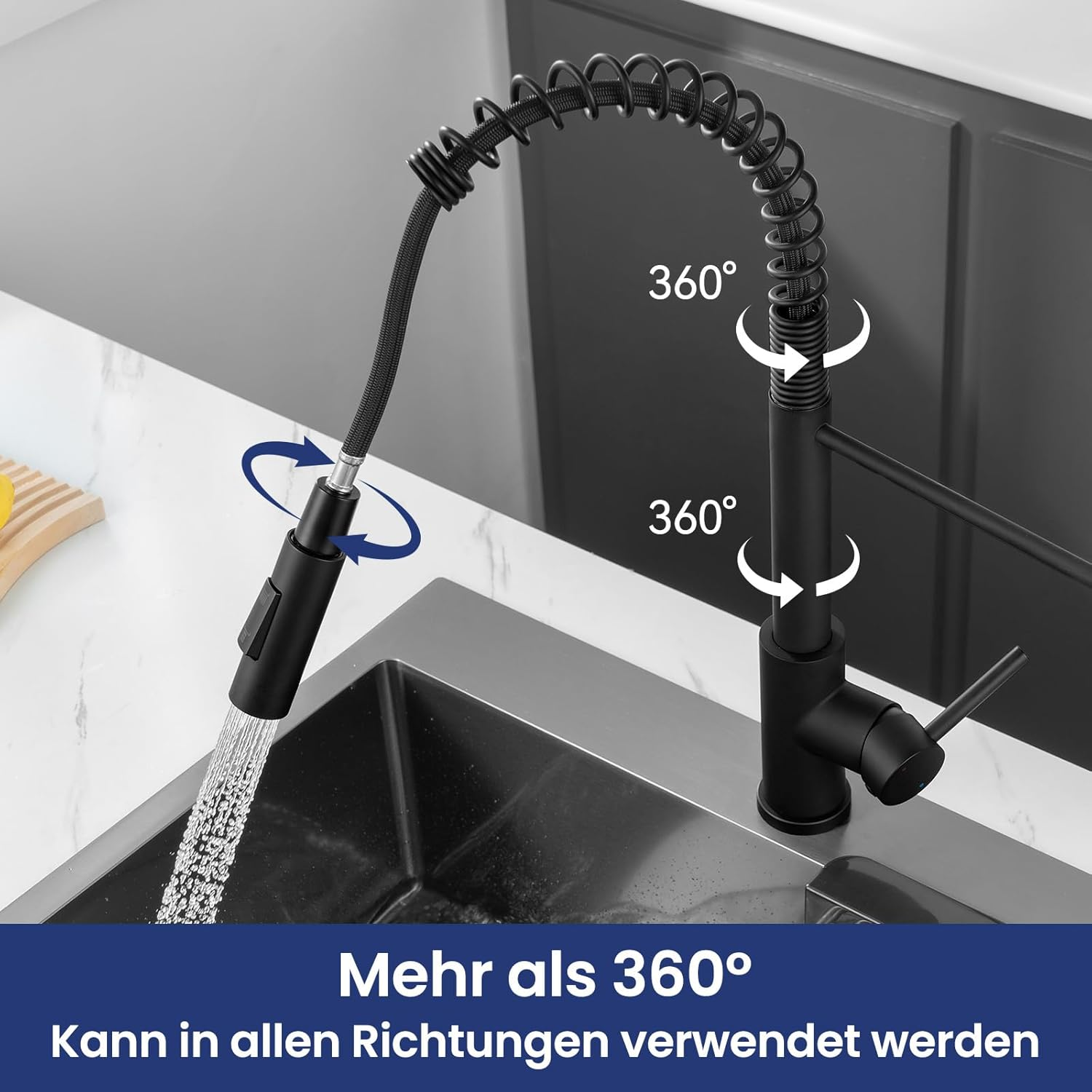 Schwarzer Küchenarmatur mit flexibler Brause, die sich um 360 Grad dreht.