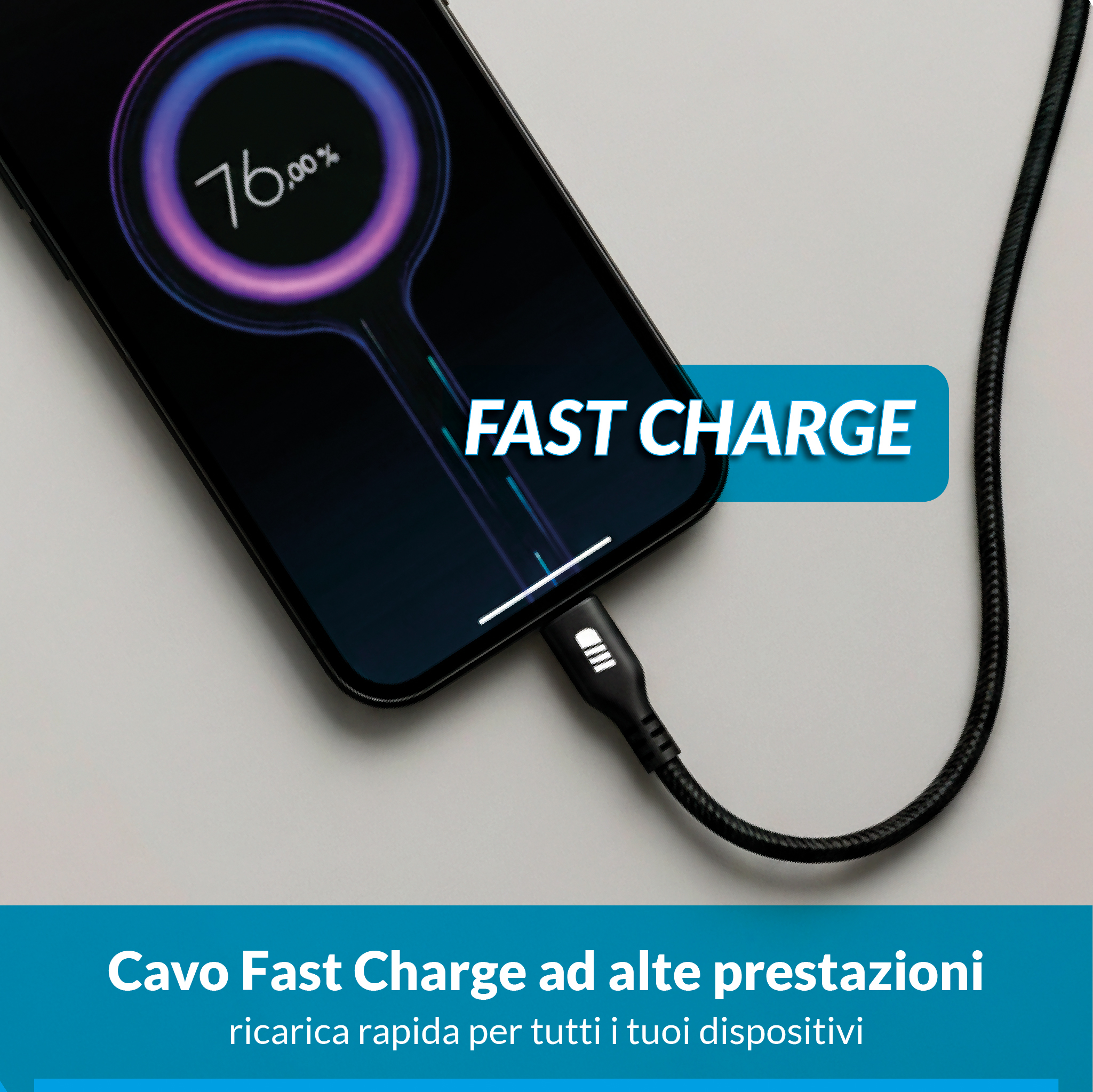 Uno smartphone si sta caricando con un cavo nero "Fast Charge".
