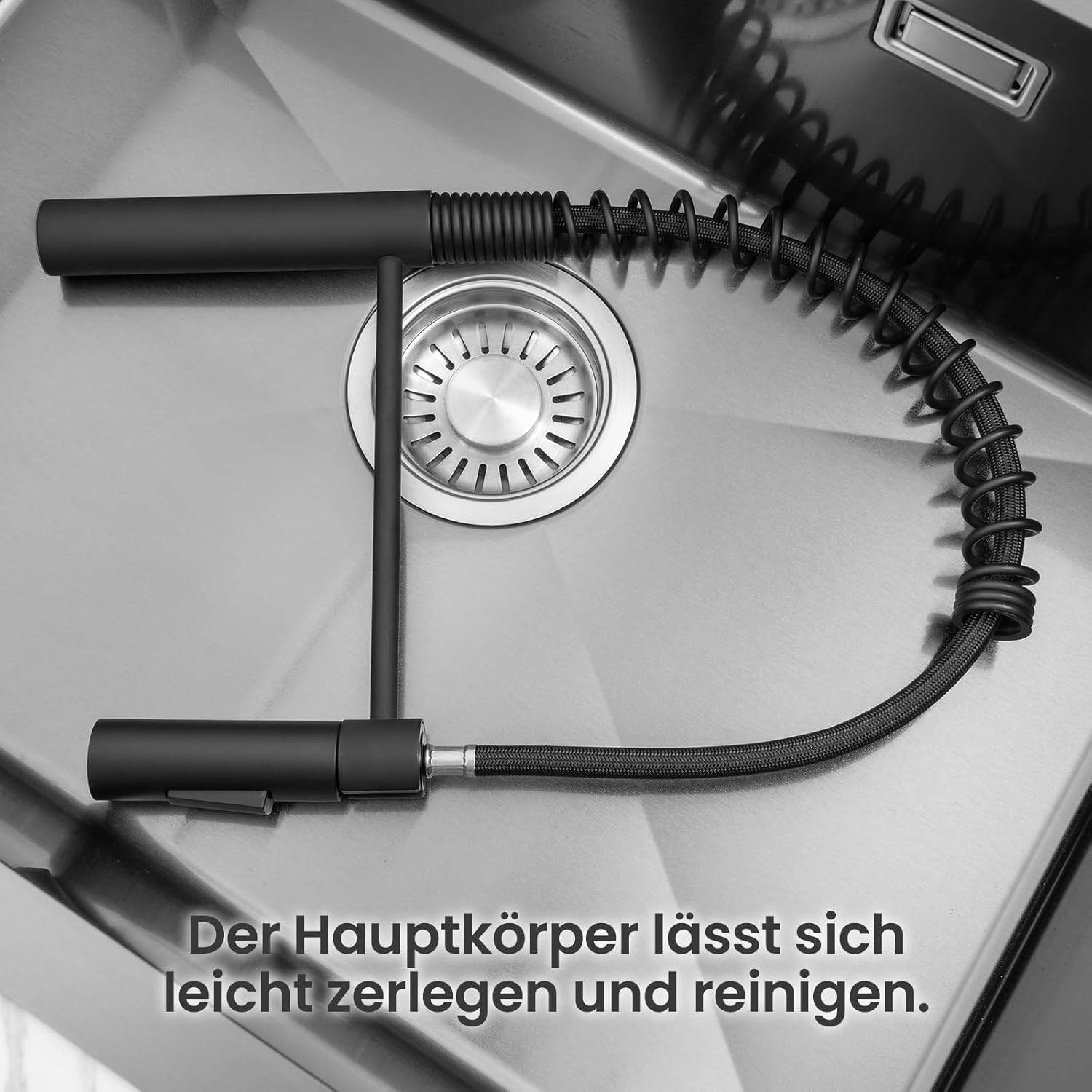 Ein schwarzer Küchenarmatur-Schlauch mit Feder und Spülbeckenabfluss.