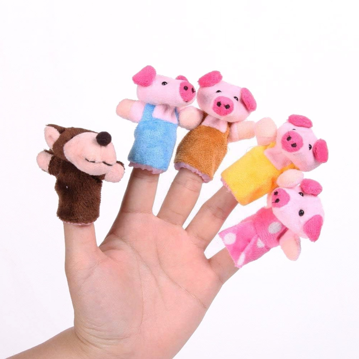 Eine Hand trägt vier Schweinchen-Fingerpuppen und eine braune Fuchspuppe.