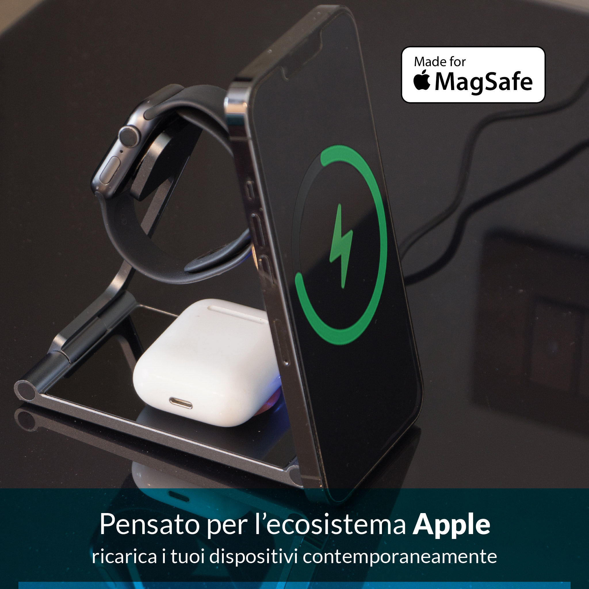 Apple Watch, AirPods e iPhone su caricatore. MagSafe.