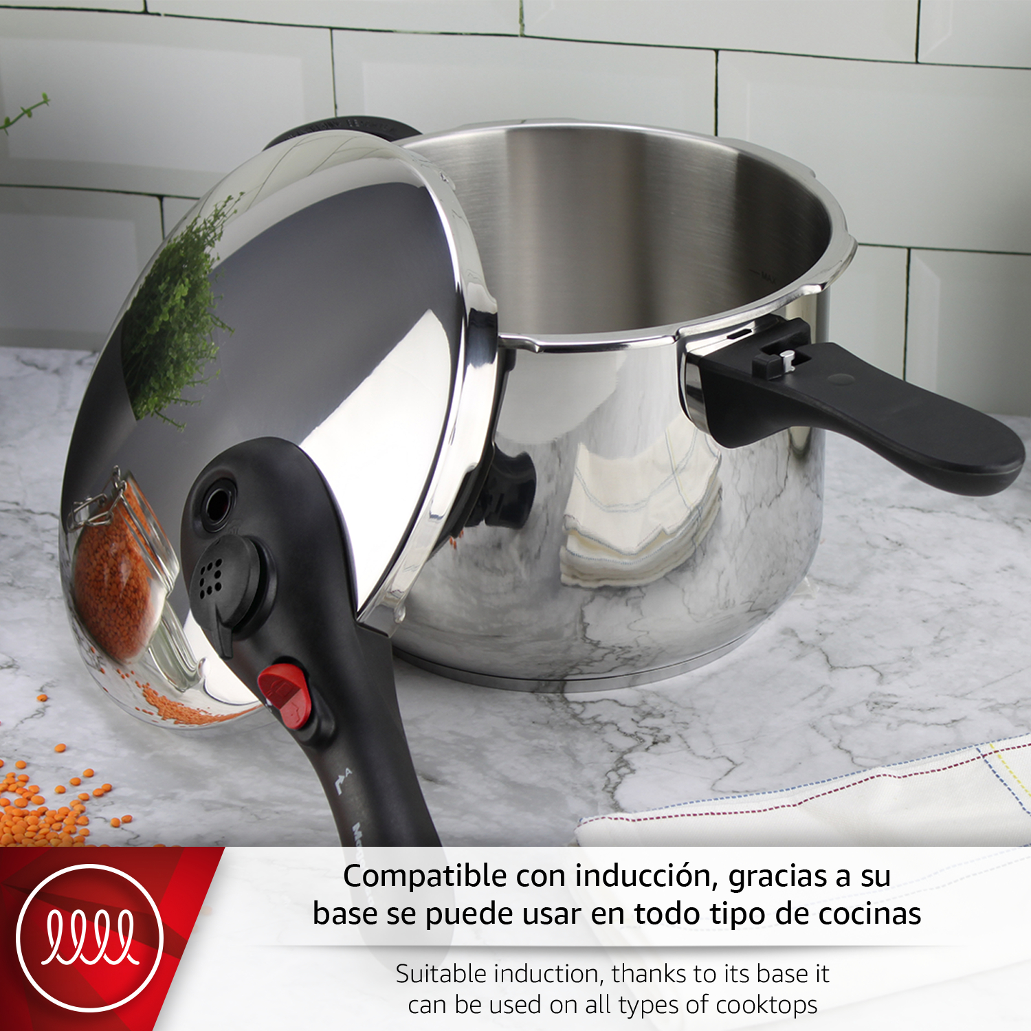 Una olla a presión brillante de acero inoxidable con asa negra y tapa abierta.