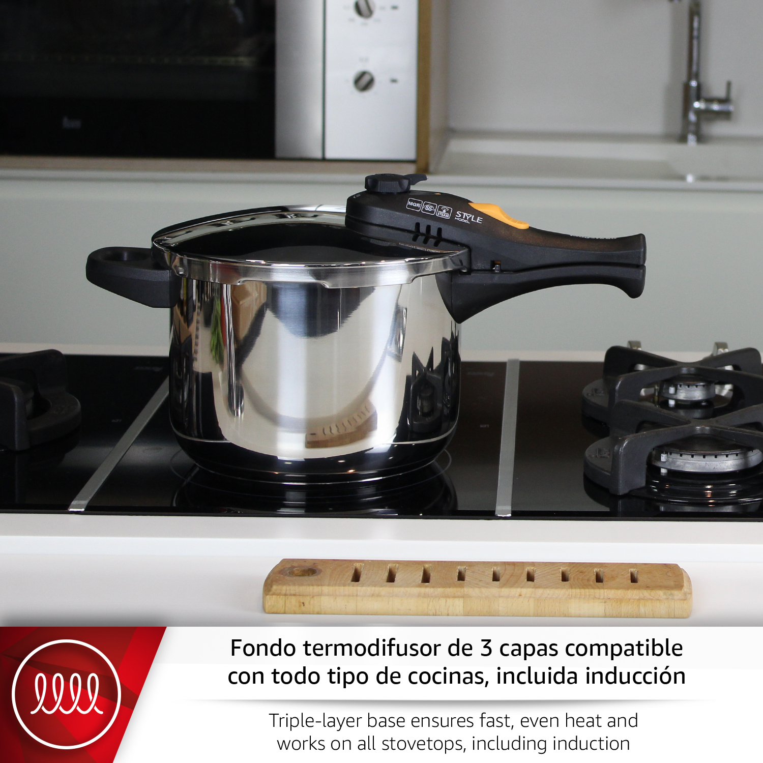 Una olla de acero inoxidable con asa negra está sobre una placa de inducción.