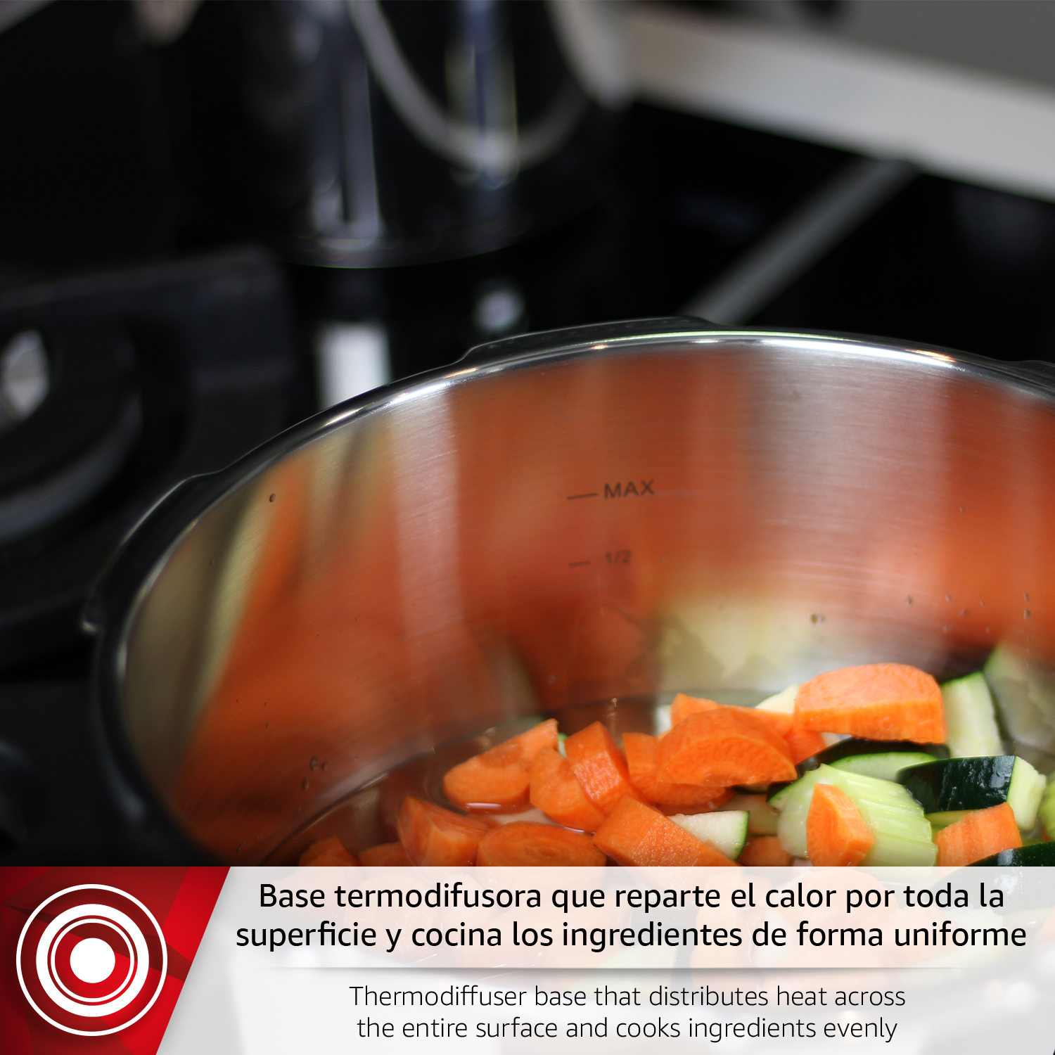 Una olla con zanahorias y calabacín picados, con agua.