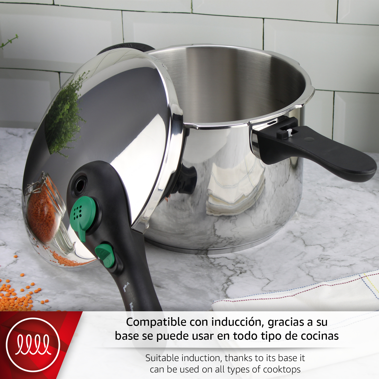 Olla a presión de acero inoxidable con tapa abierta, lentejas rojas y asa verde.
