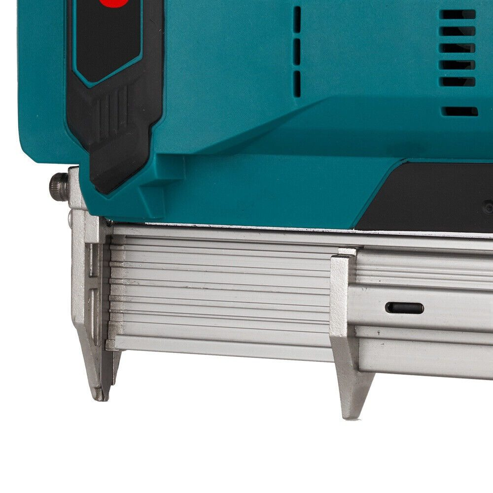 Detailaufnahme eines teal-farbenen Naglers mit silberner Metallspitze und Lamellen.