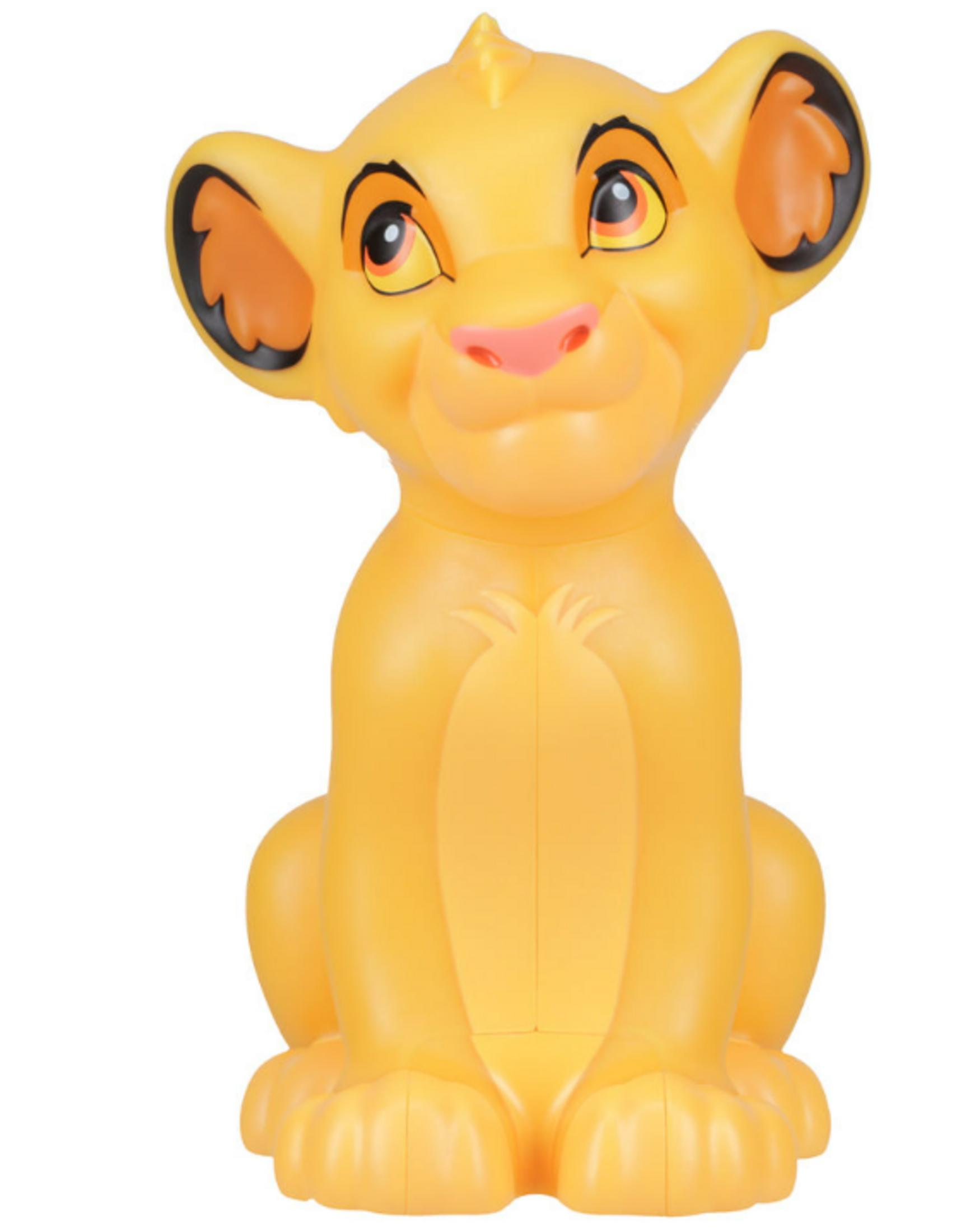 Eine gelbe Löwenfigur sitzt nach vorne blickend, mit schwarzen Akzenten an den Ohren und Augen.