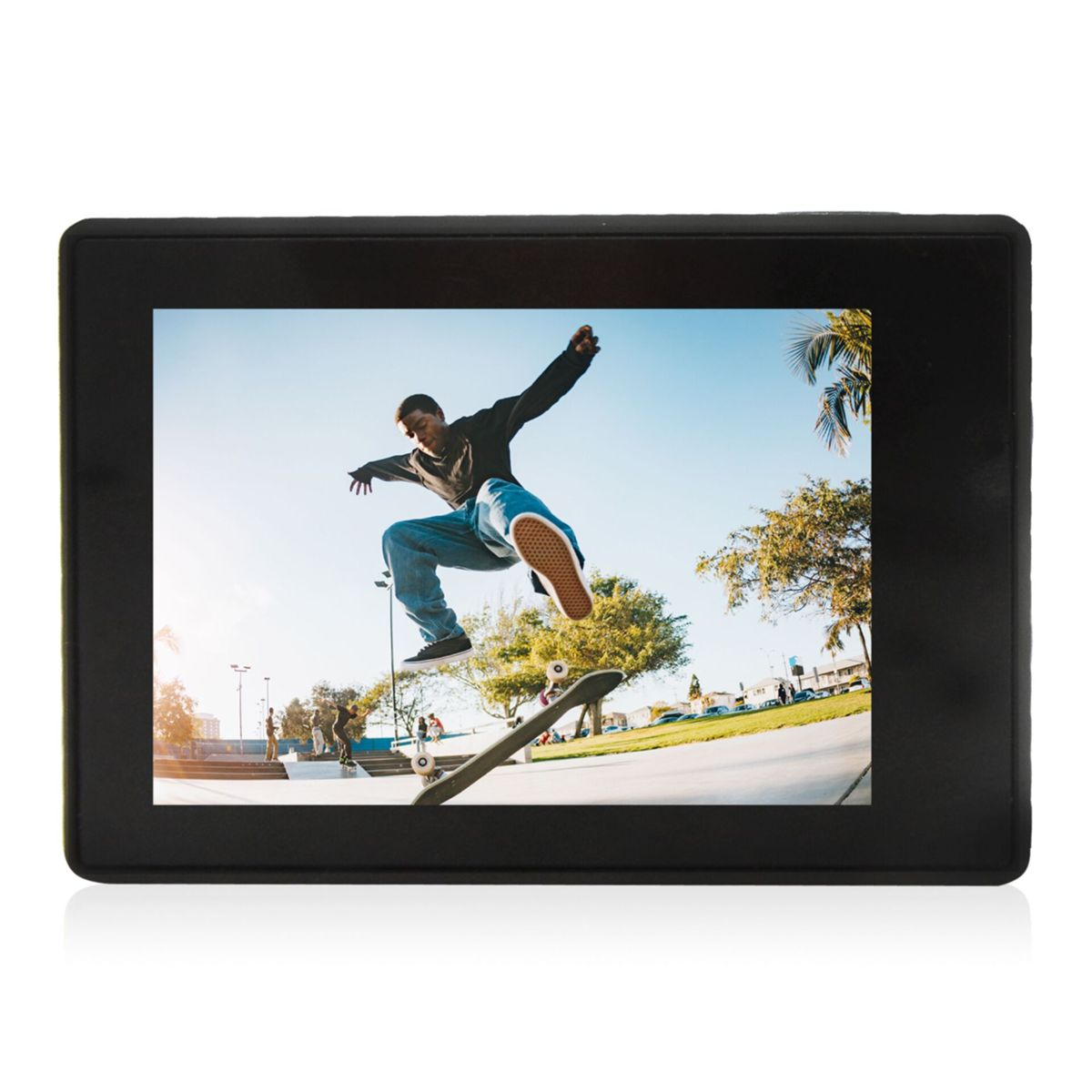 Ein Skateboarder springt in der Luft über sein Board.