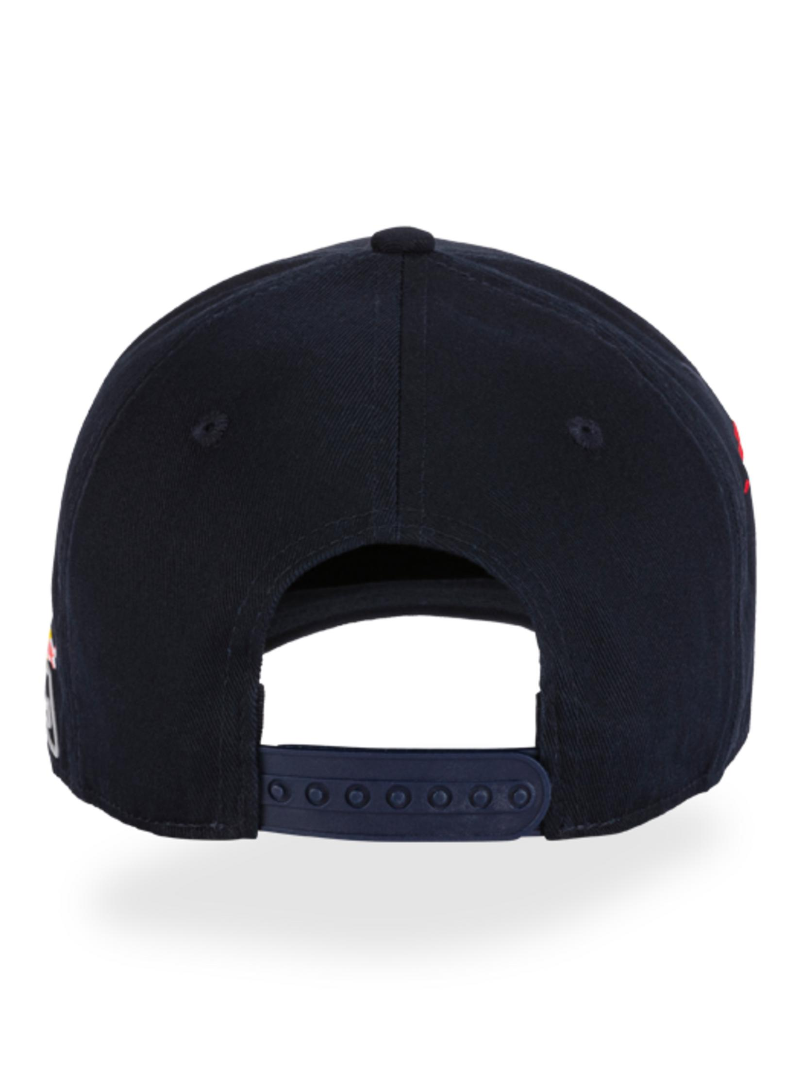 Cappellino blu scuro con logo rosso e chiusura snapback. Vista da dietro.