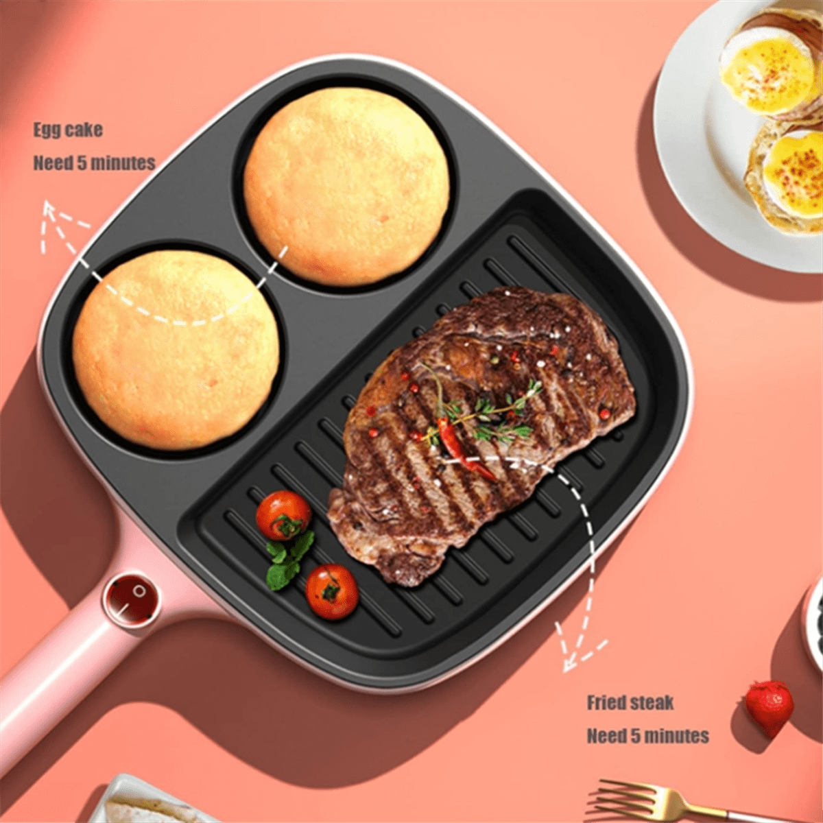 Ein Grill mit zwei runden Pfannen für Eierkuchen und einer Grillfläche für Steak und Tomaten.
