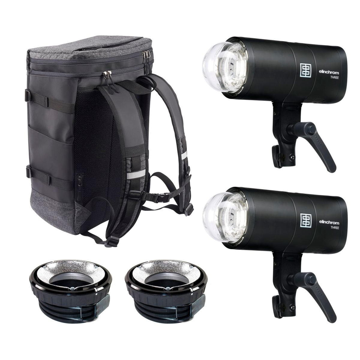 Ein grauer Rucksack, zwei schwarze Elinchrom-Blitzlichter und zwei Reflektoren.