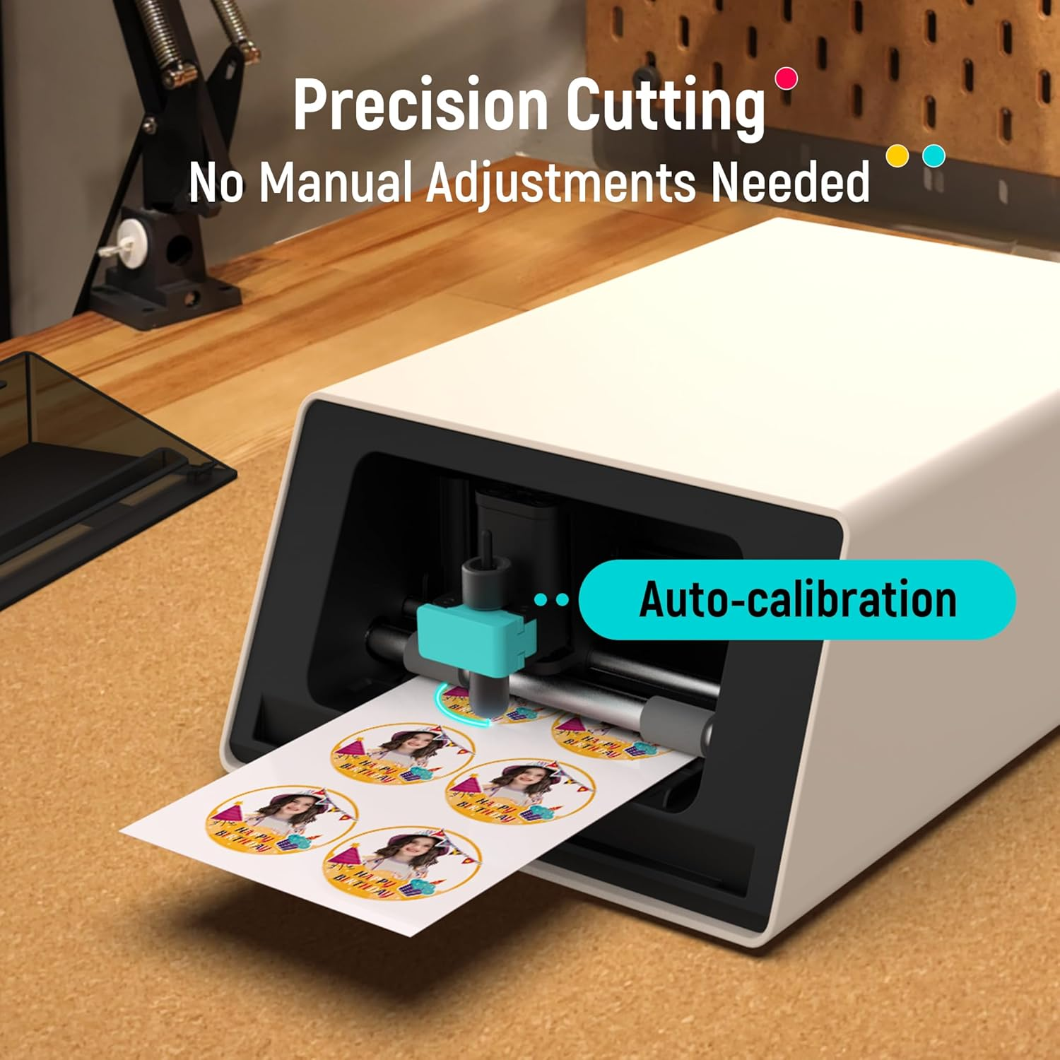 Precisie-snijmachine kalibreert automatisch voor stickers.