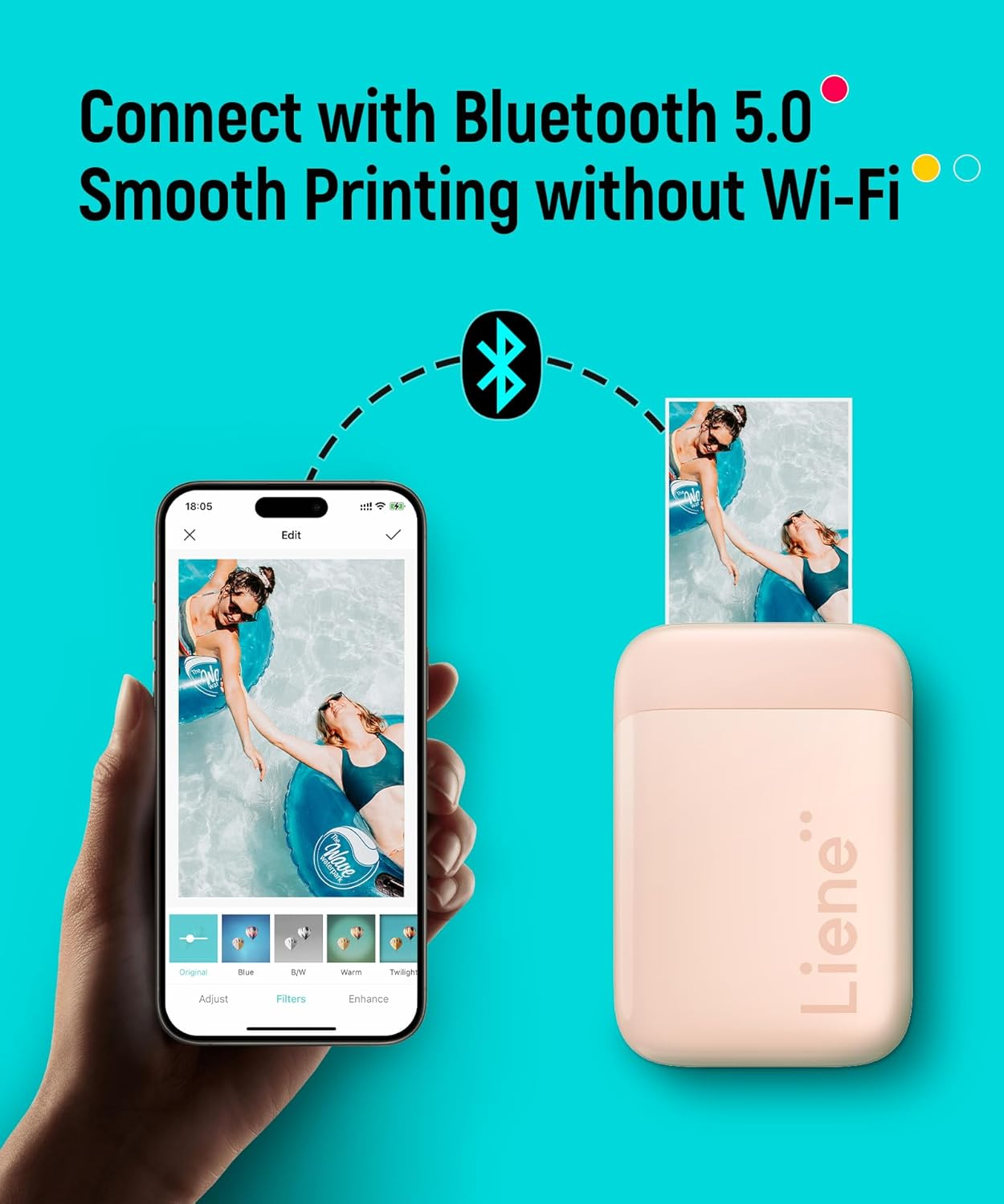 Un telefono stampa una foto via Bluetooth. Una stampante è accanto.