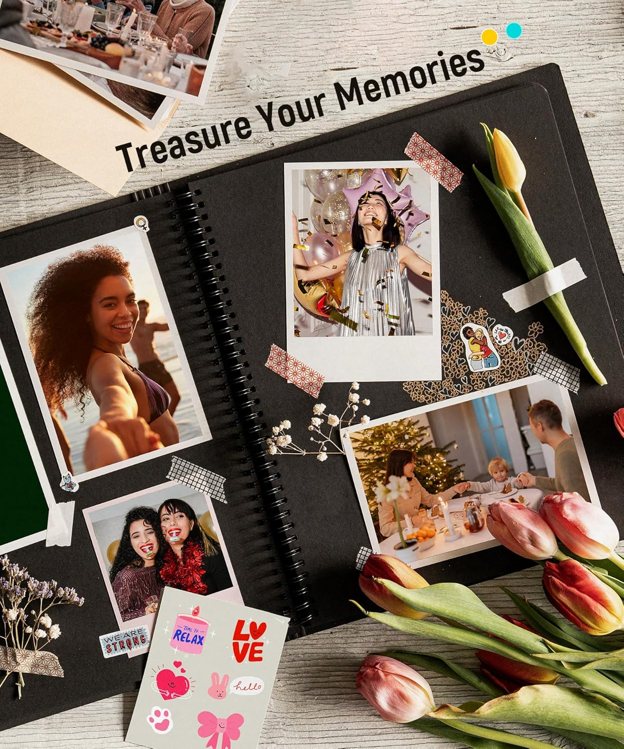Een open plakboek met foto's, bloemen en stickers. Tekst: Treasure Your Memories.