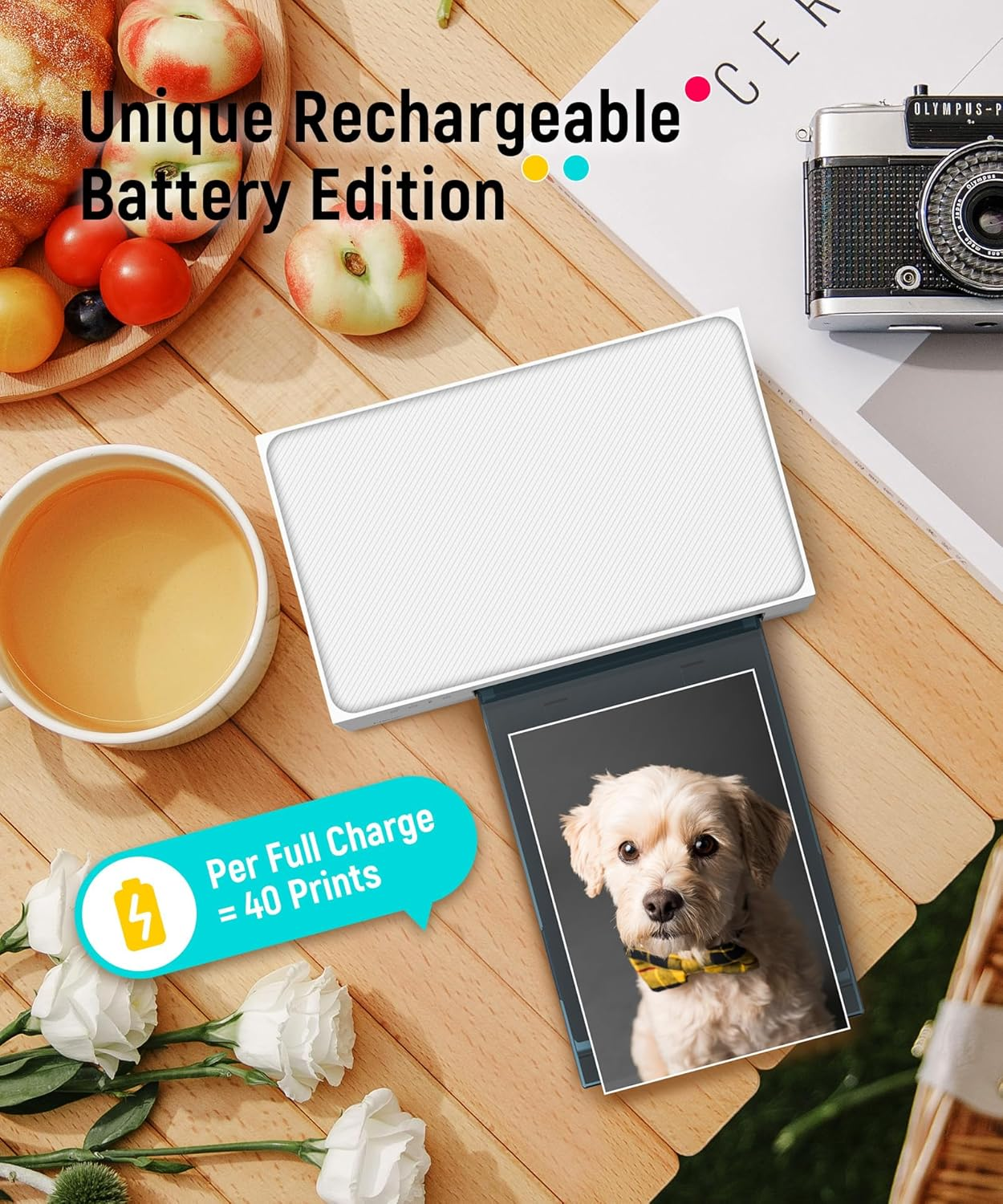 Een draagbare printer print een foto van een hond. Een camera, fruit en drankje zijn in de buurt.