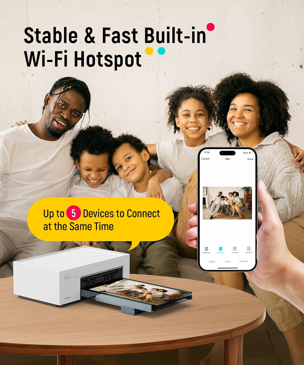 Familie lacht bij printer en telefoon met foto-app.