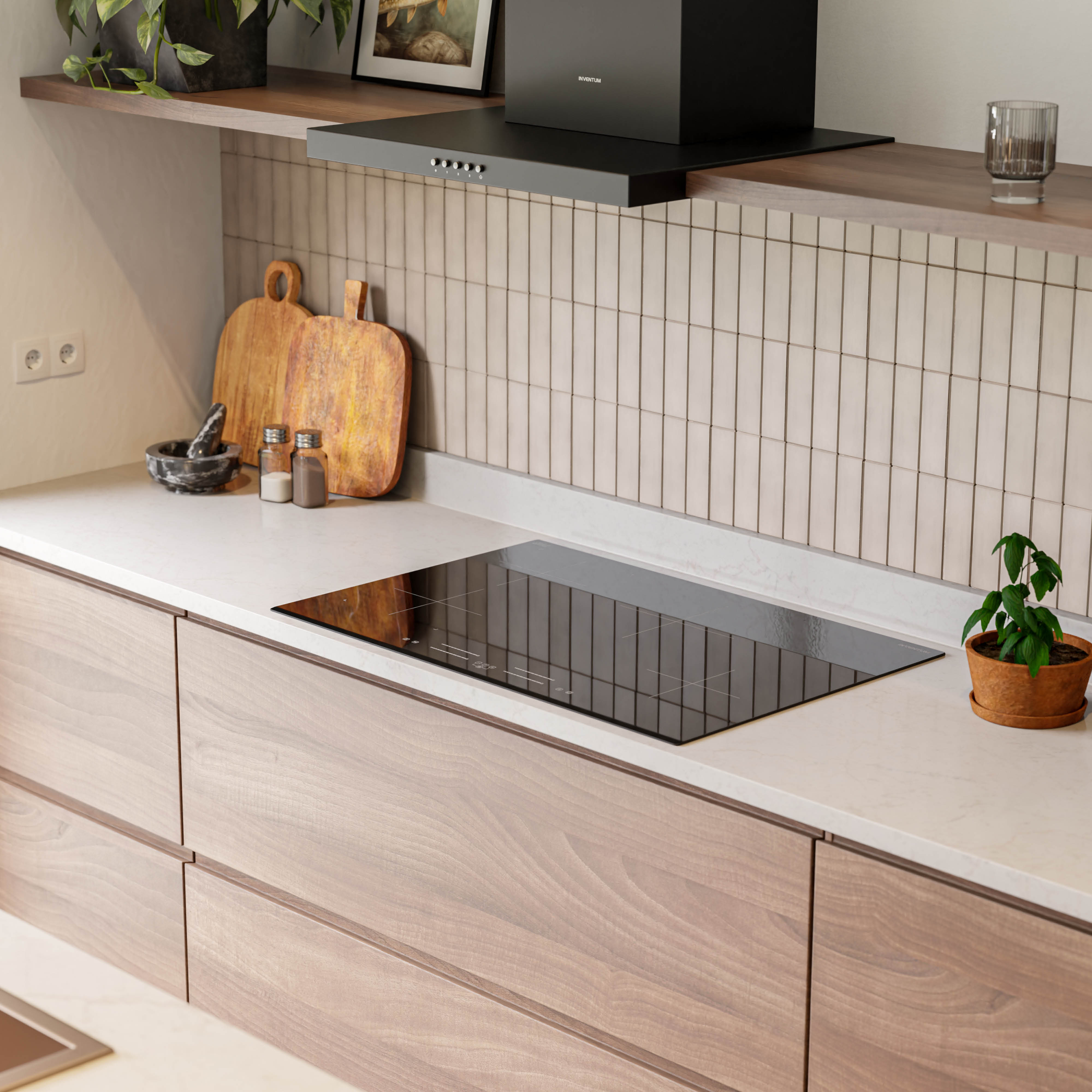 Moderne keuken met inductiekookplaat, houten kasten en plant.