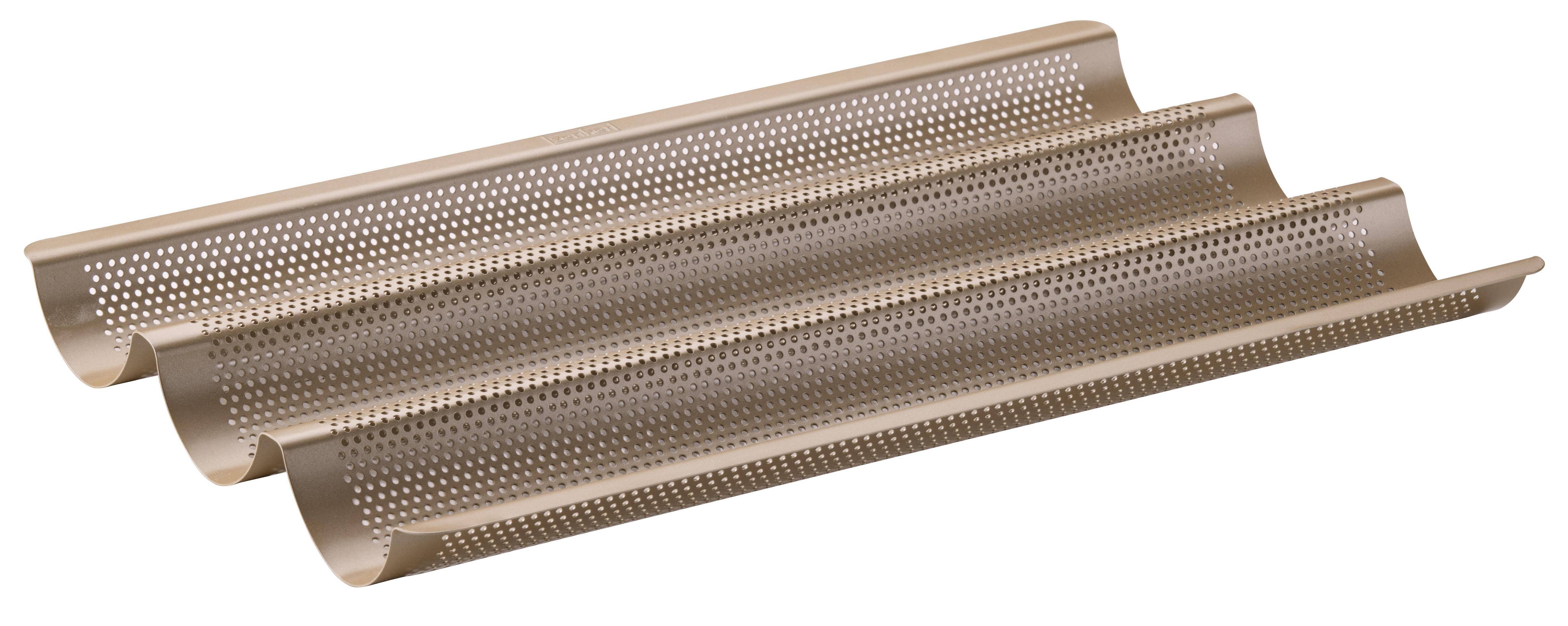 Eine goldbraune Baguetteform mit drei Mulden, perforiert für gleichmäßiges Backen.