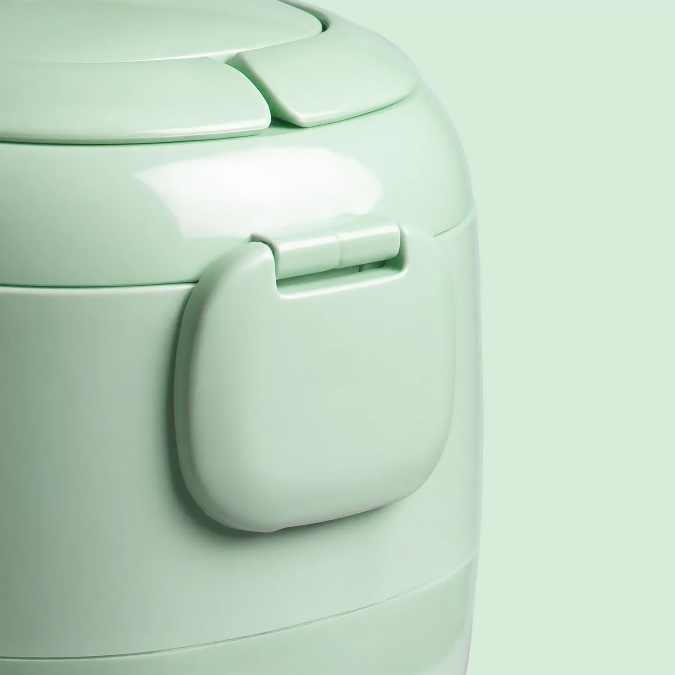Primo piano di un contenitore verde chiaro con manico e coperchio.