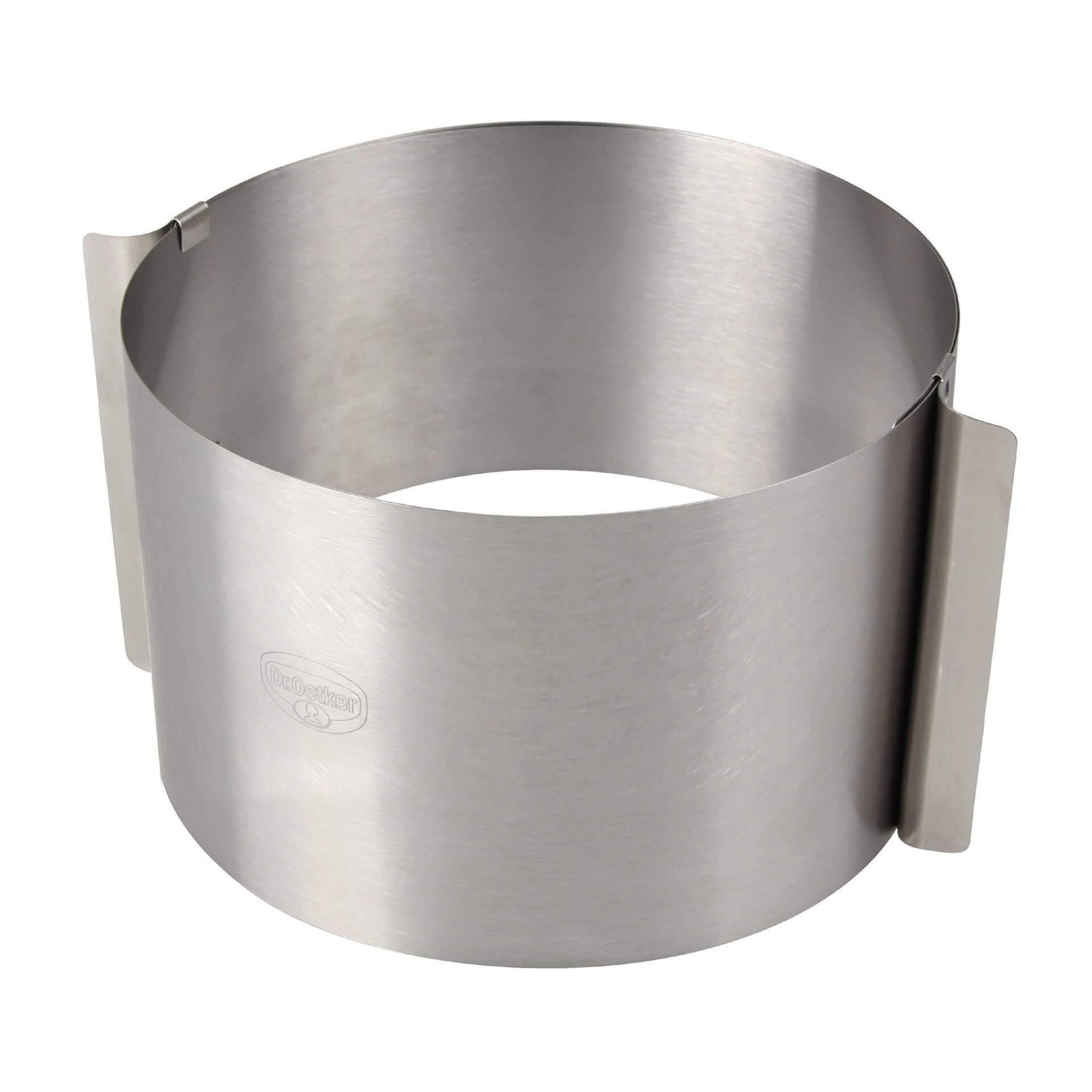 Ein runder, silberner Tortenring aus Metall mit verstellbarem Verschluss.