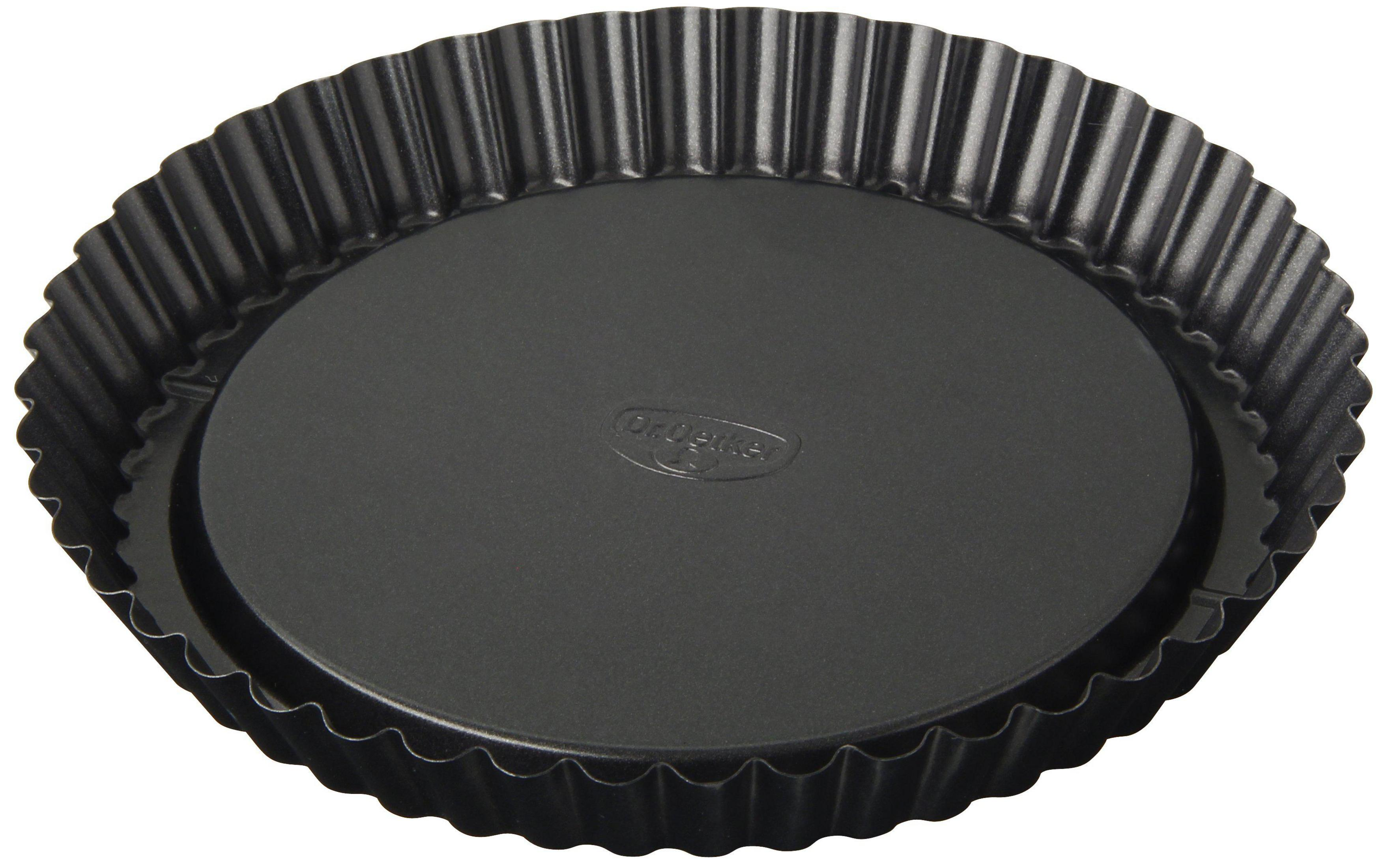 Eine schwarze Tartform mit Rillen am Rand und einem Logo in der Mitte.
