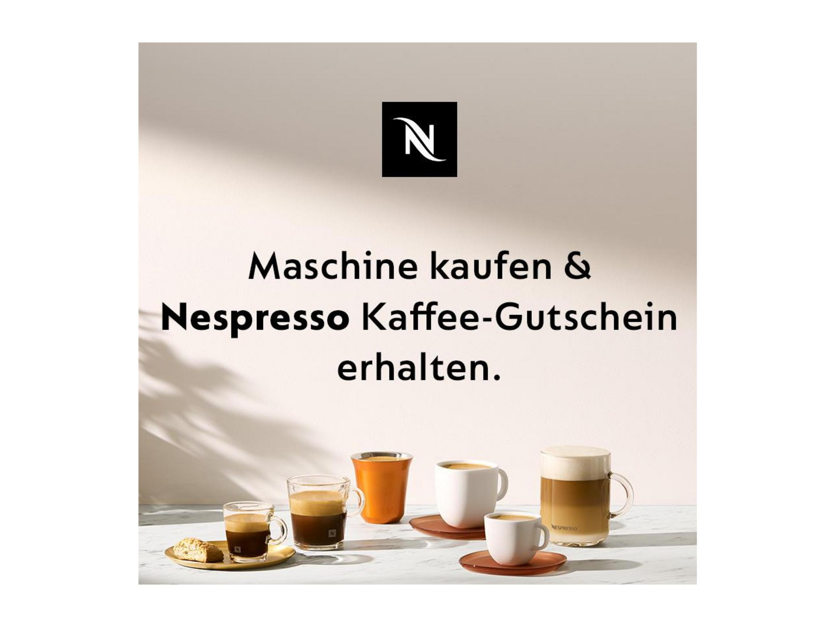 Logotipo de Nespresso sobre tazas de café y un pastel en mesa mármol.