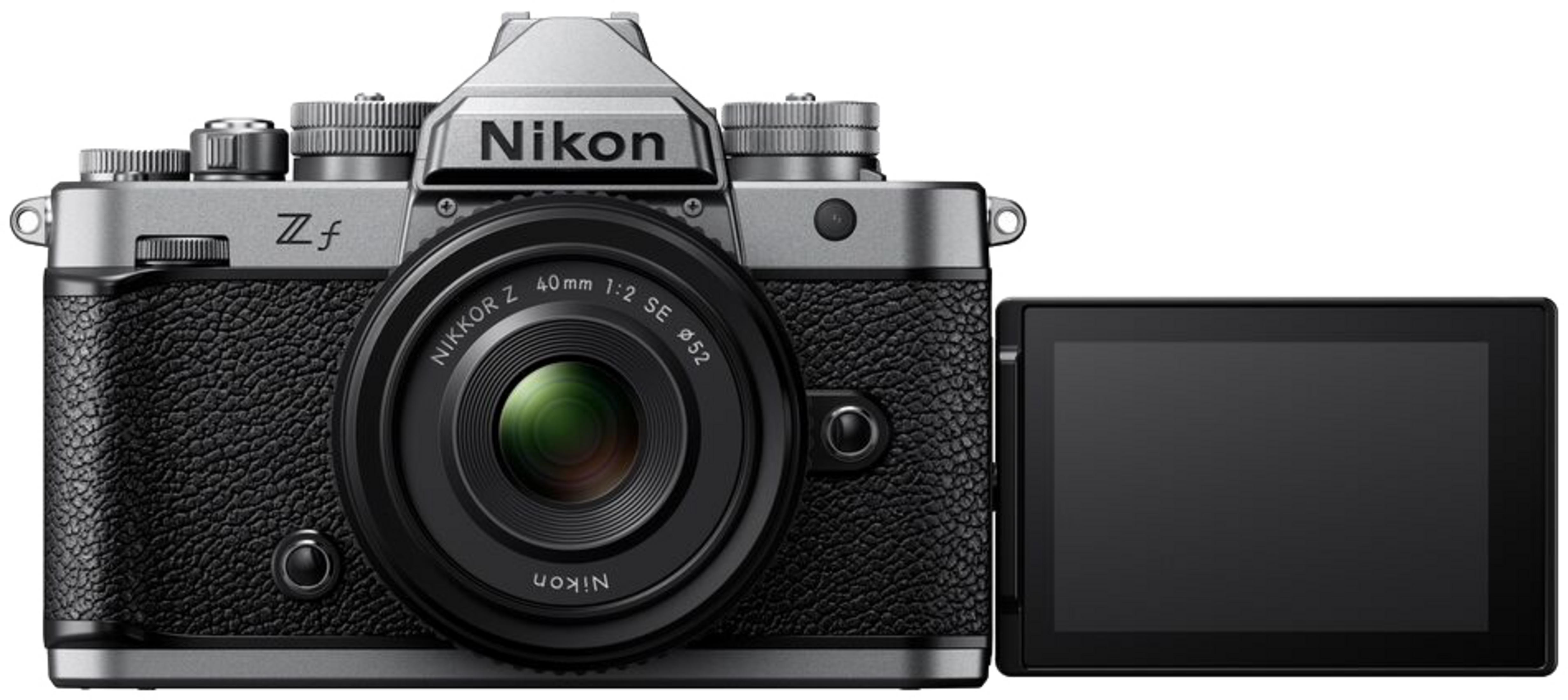 Siyah deri tutma yeri, NIKKOR Z 40mm f/1.2 SE lensi ve yan ekranı olan gümüş Nikon Zf kamera.
